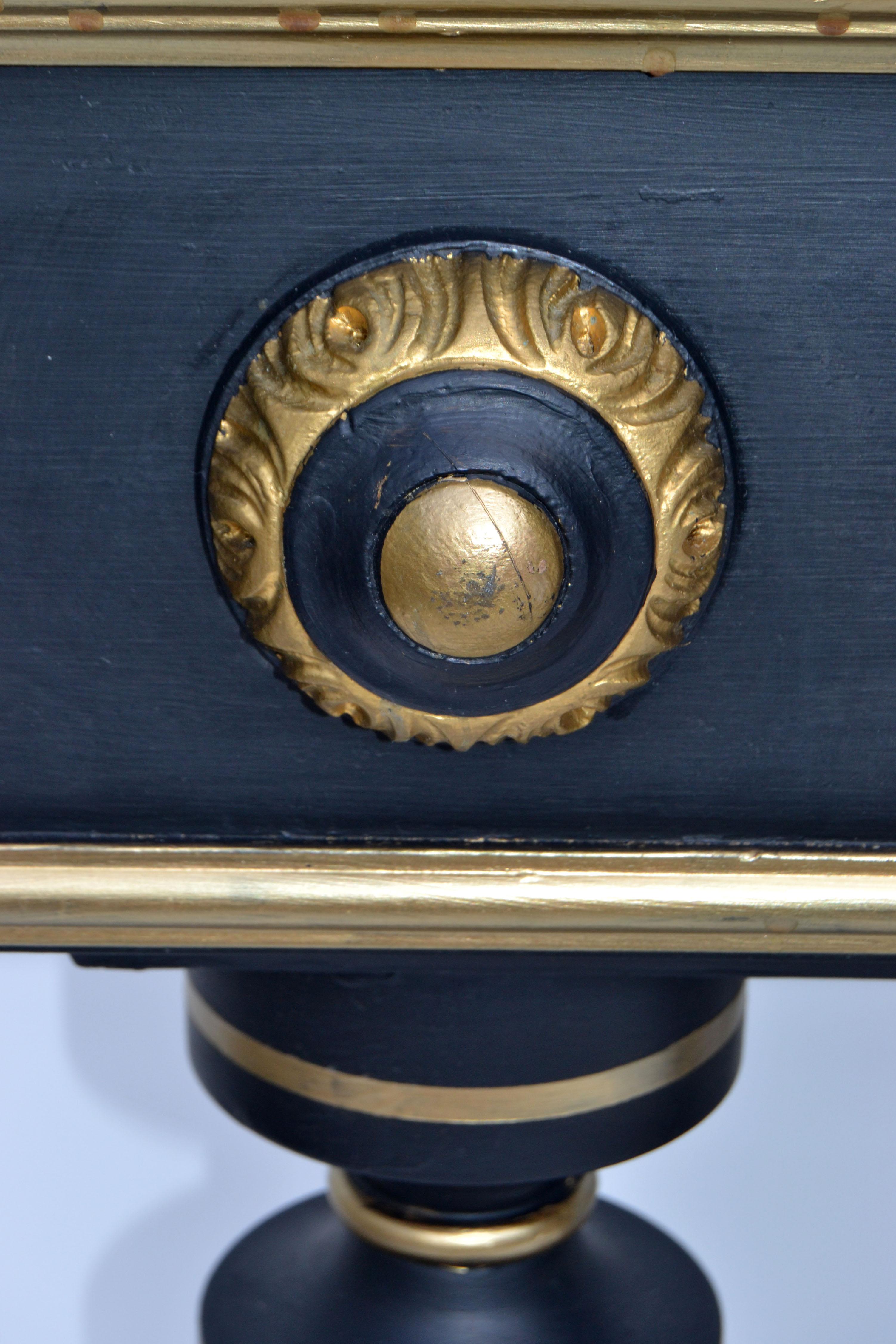 Console néoclassique noire et dorée de style Maison Jansen avec plateau en marbre biseauté et bronze en vente 1