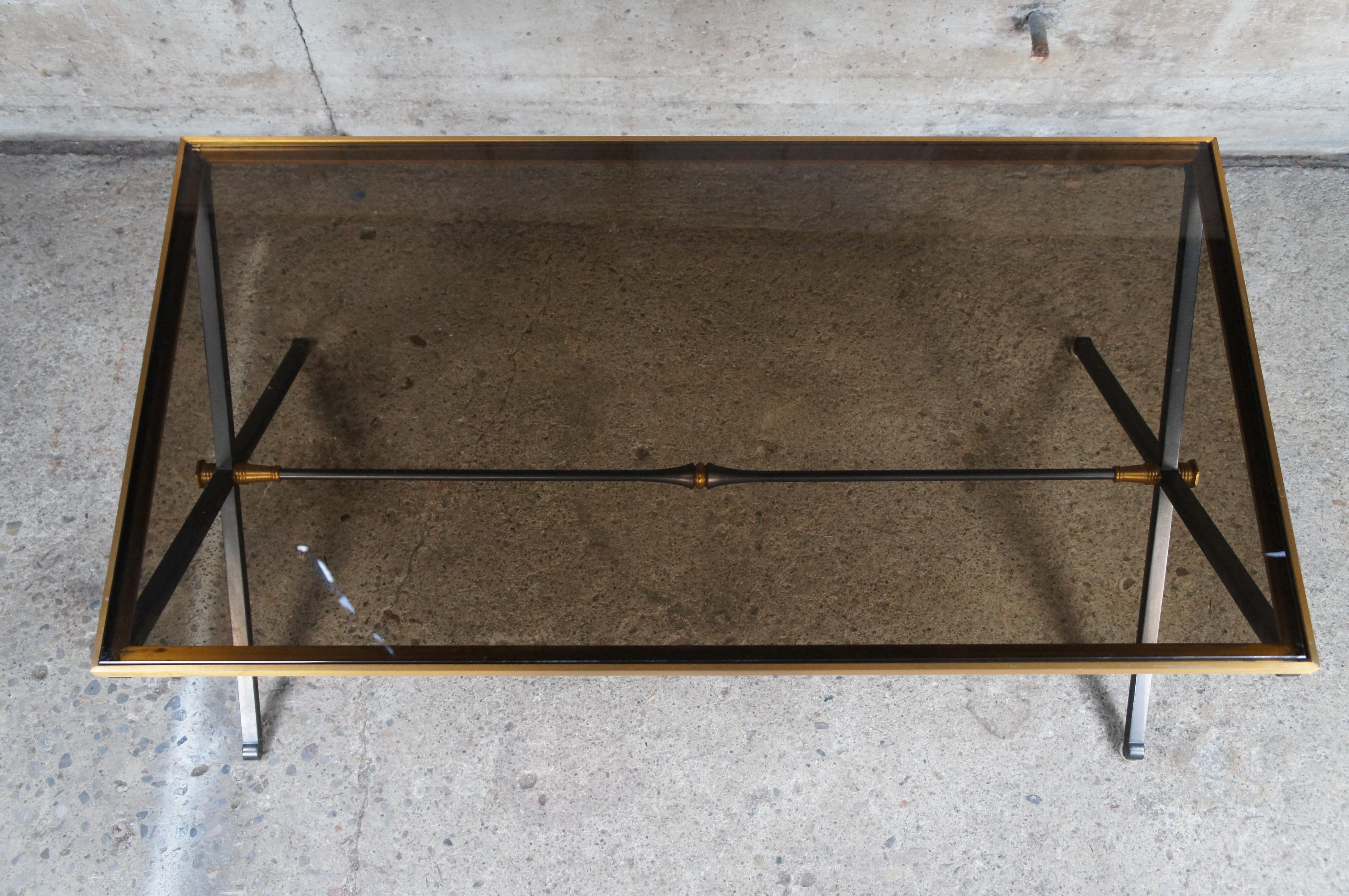 Table basse moderne néoclassique en acier et verre fumé de style Maison Jansen Bon état - En vente à Dayton, OH