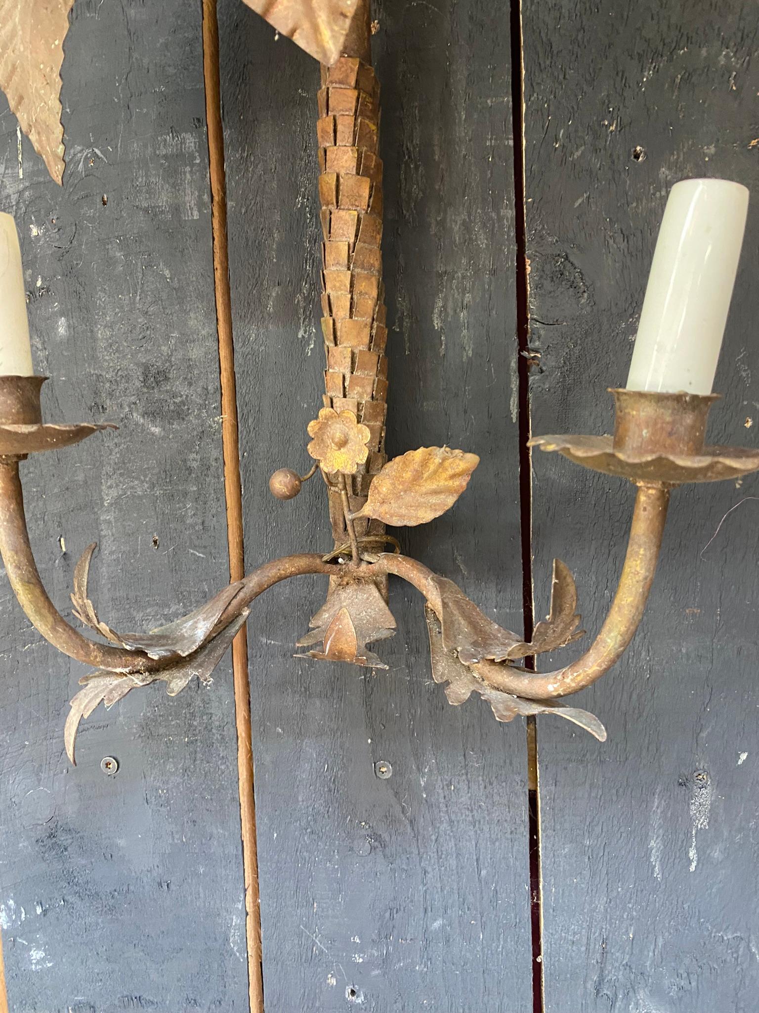 MAISON JANSEN (style of) paire de lampes en métal doré avec décoration de palmier 3
