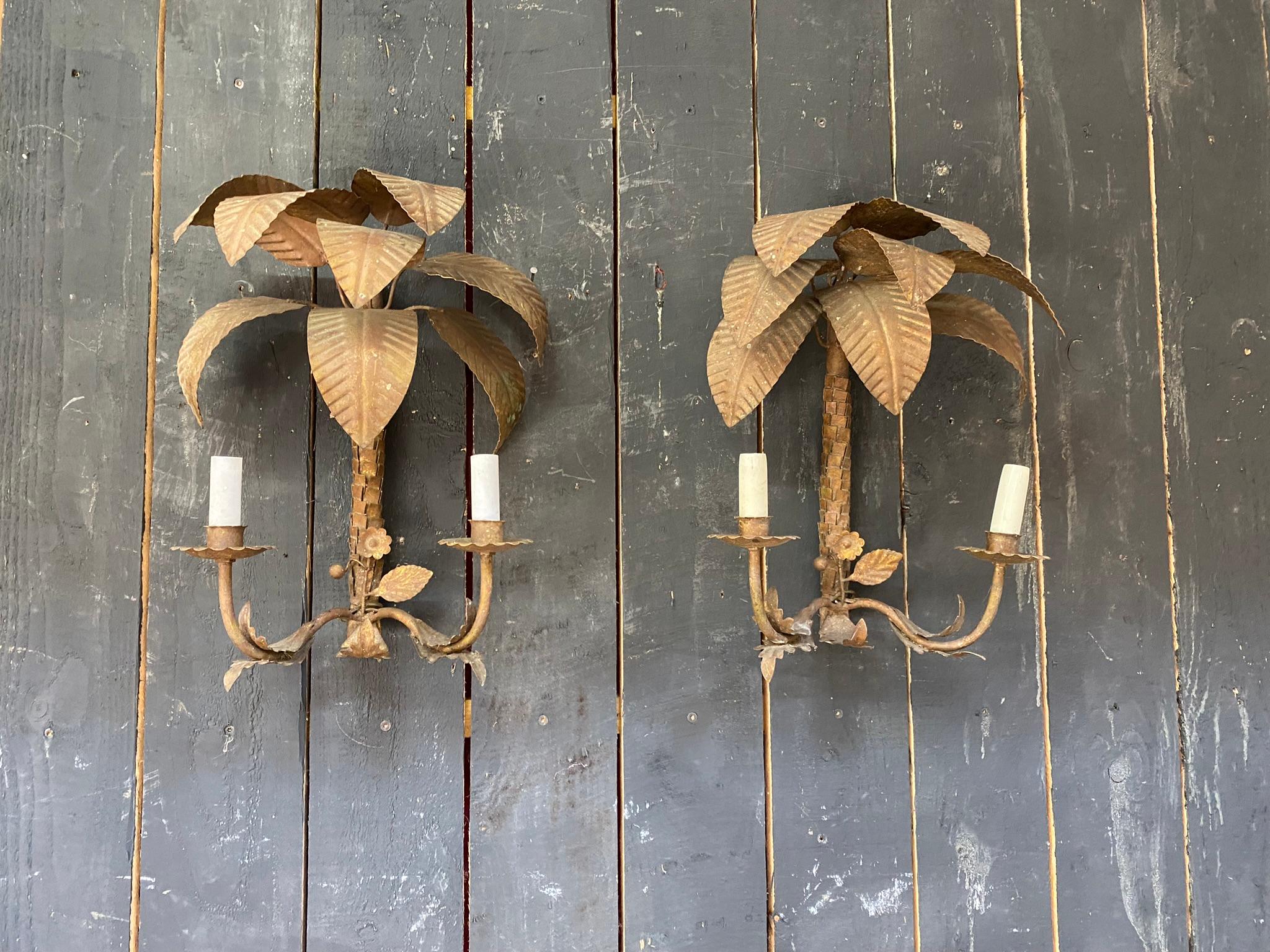 MAISON JANSEN (style of) paire de lampes en métal doré avec décoration de palmier Bon état à Saint-Ouen, FR