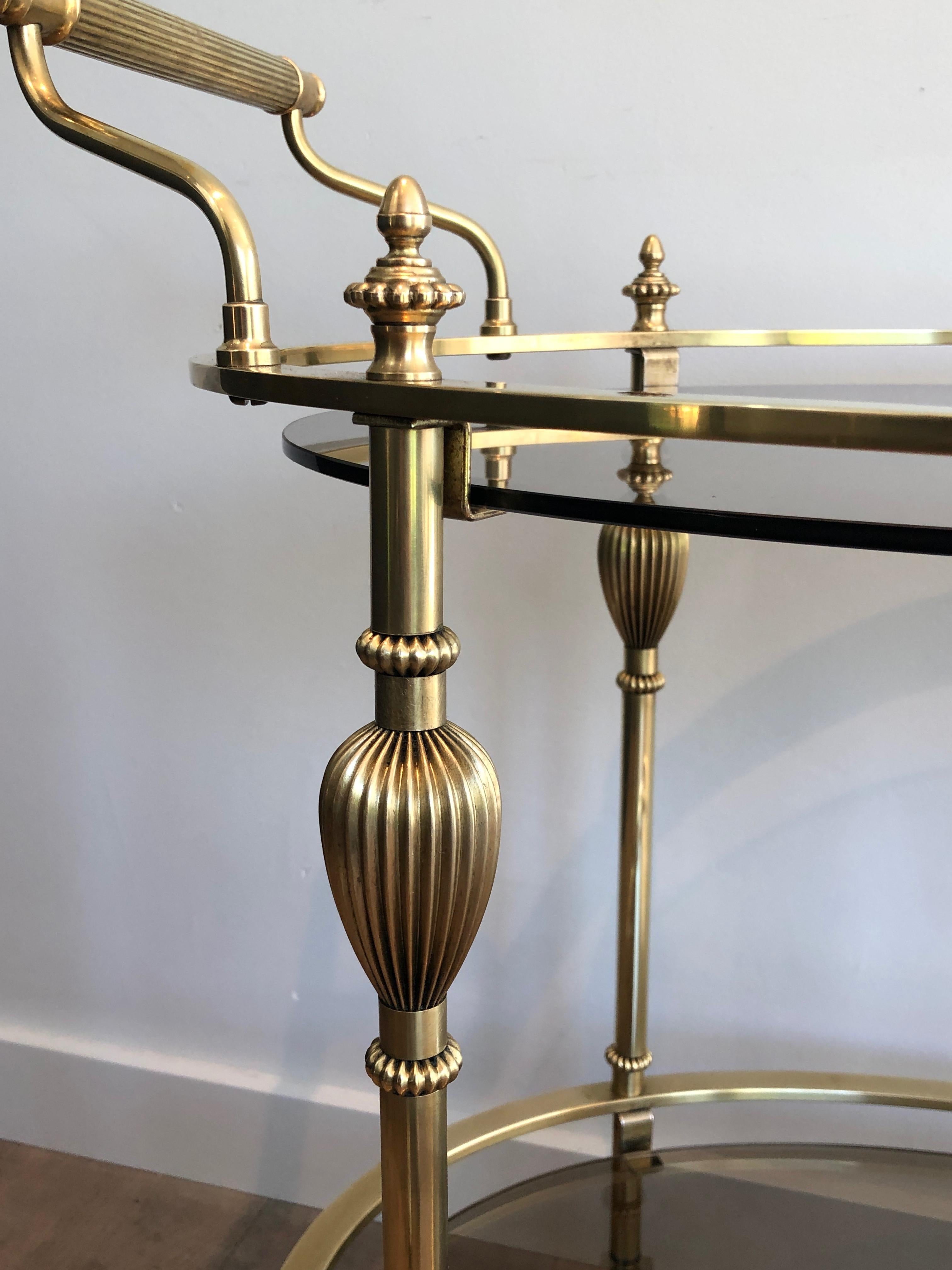 Chariot de bar ovale en laiton de style Maison Jansen avec étagères en verre fumé en vente 7