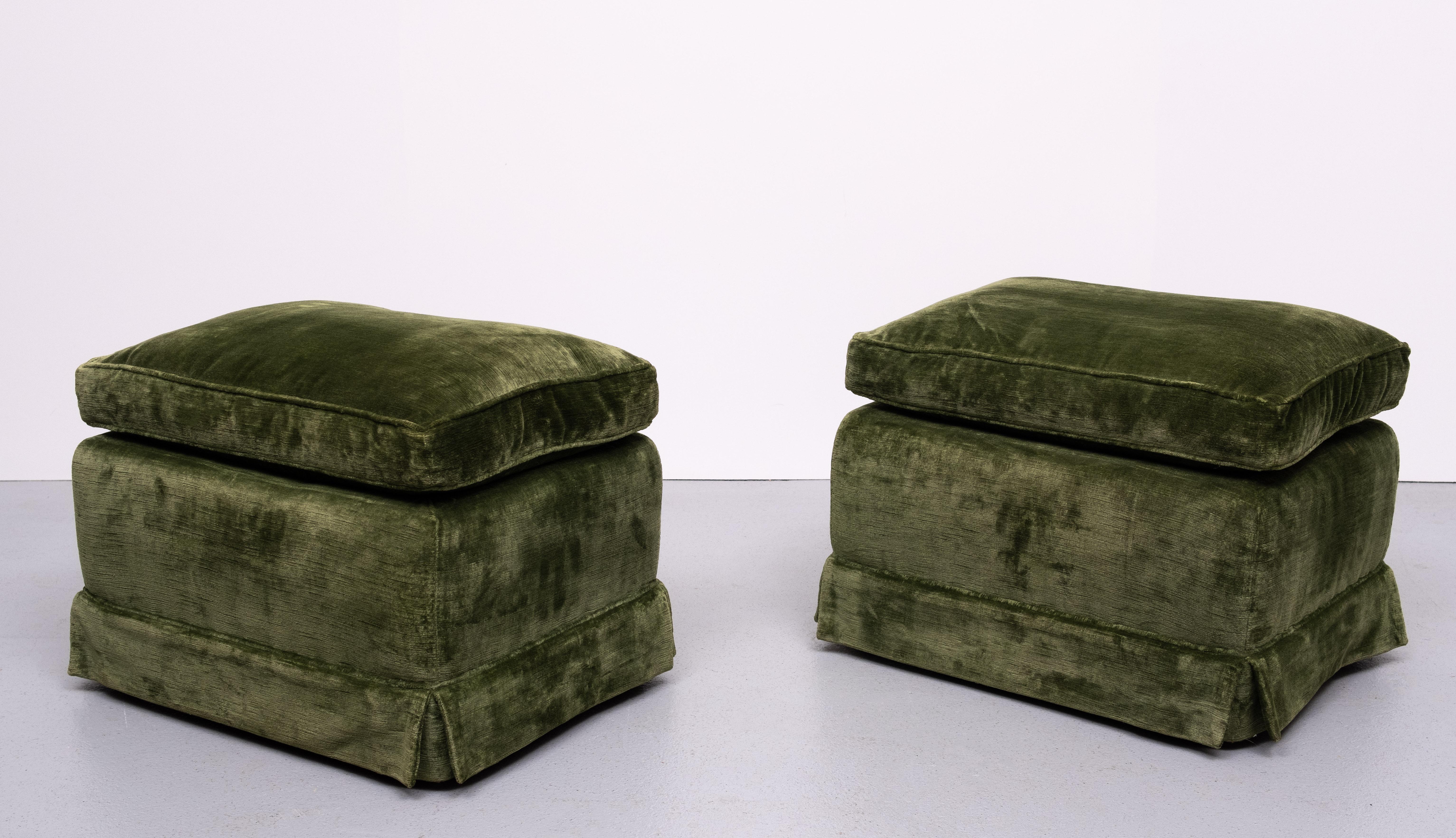 Maison Jansen style  pair Green Velvet stools 1970s  France (Ende des 20. Jahrhunderts) im Angebot
