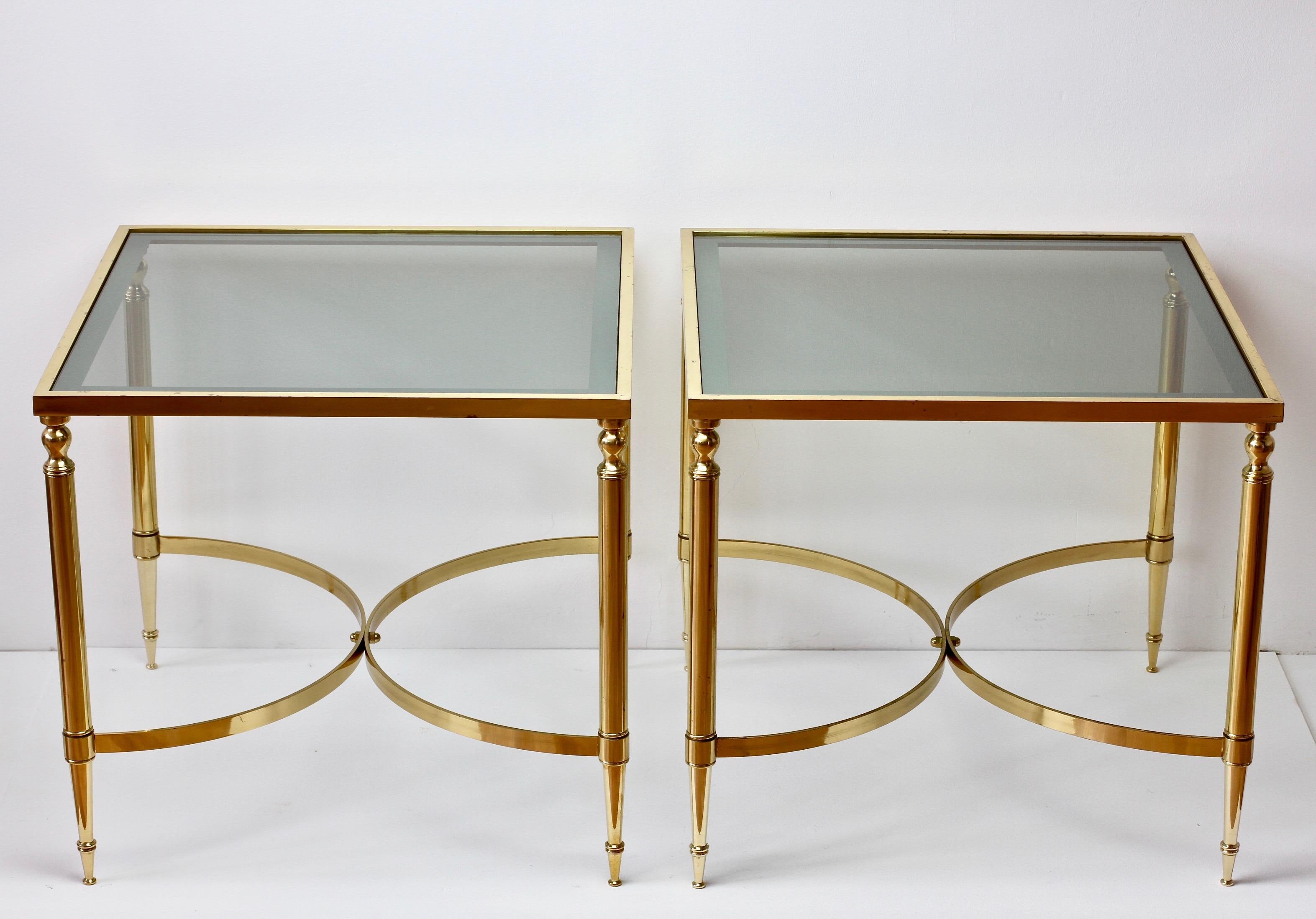 Maison Jansen Style Pair of French Brass & Glass Side / End Tables / Nightstands In Good Condition In Landau an der Isar, Bayern