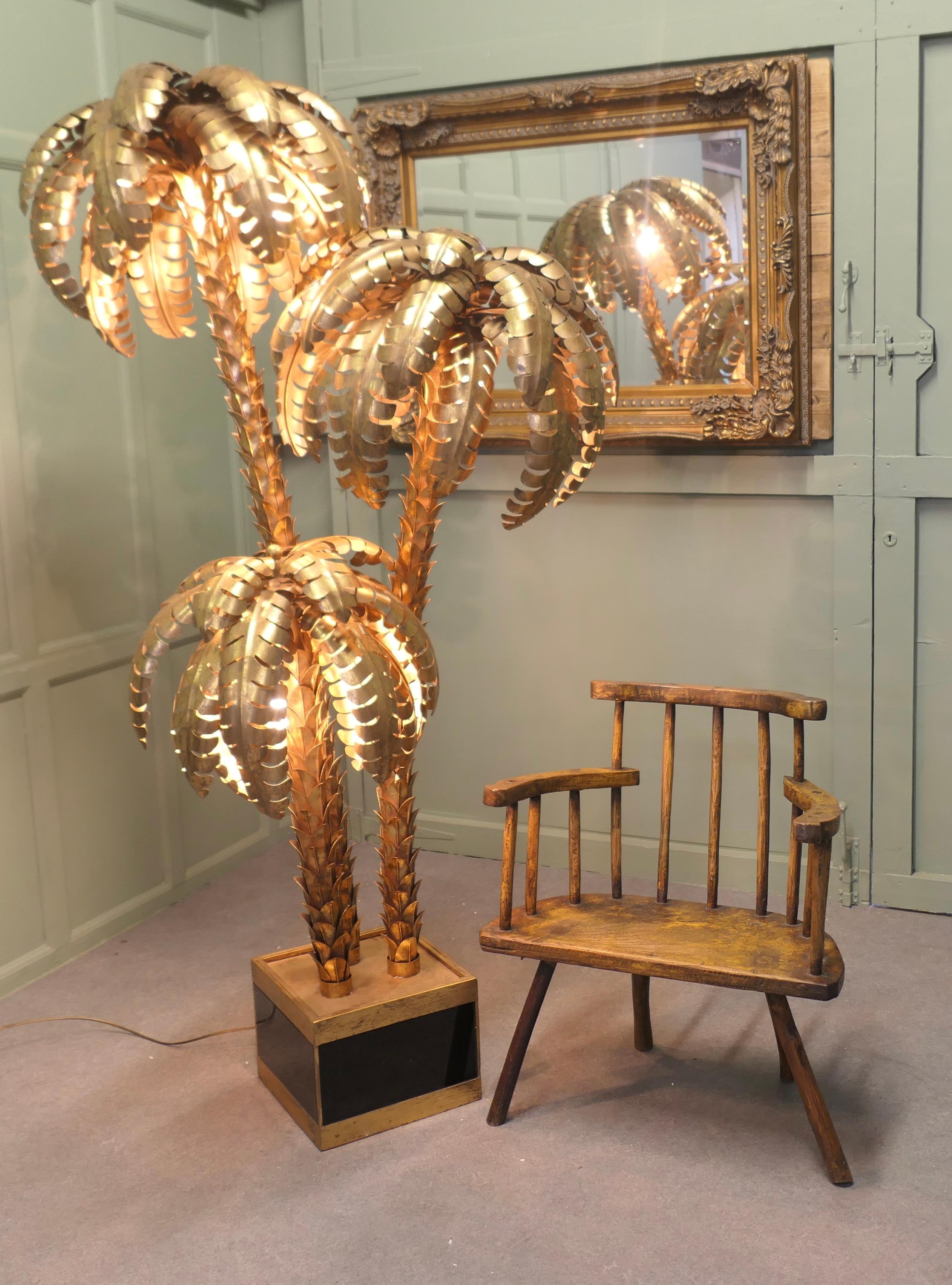 Postmoderno Lampada da terra in stile Maison Jansen con albero di palma in terracotta francese 1970/1980 in vendita