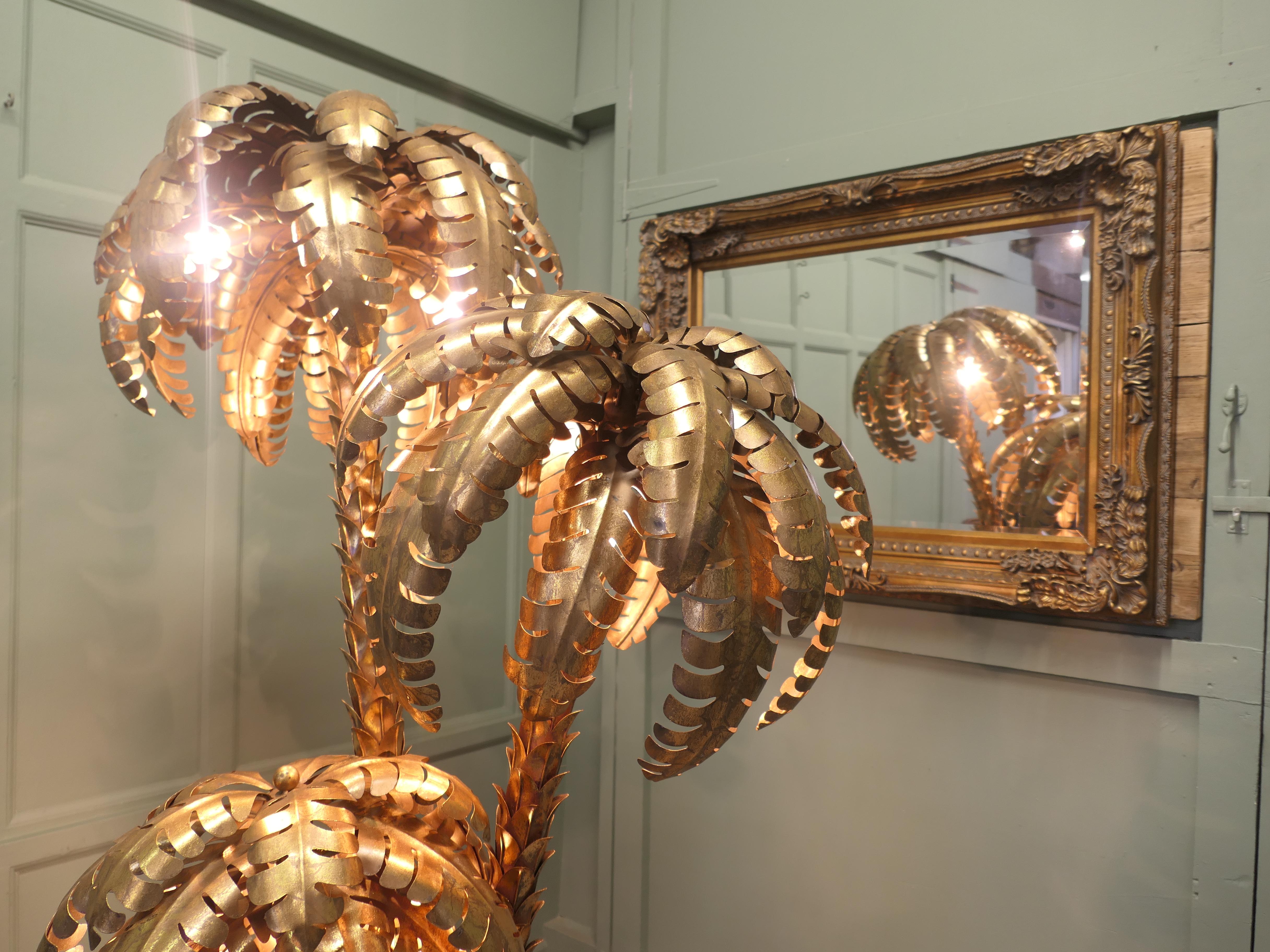 Ottone Lampada da terra in stile Maison Jansen con albero di palma in terracotta francese 1970/1980 in vendita