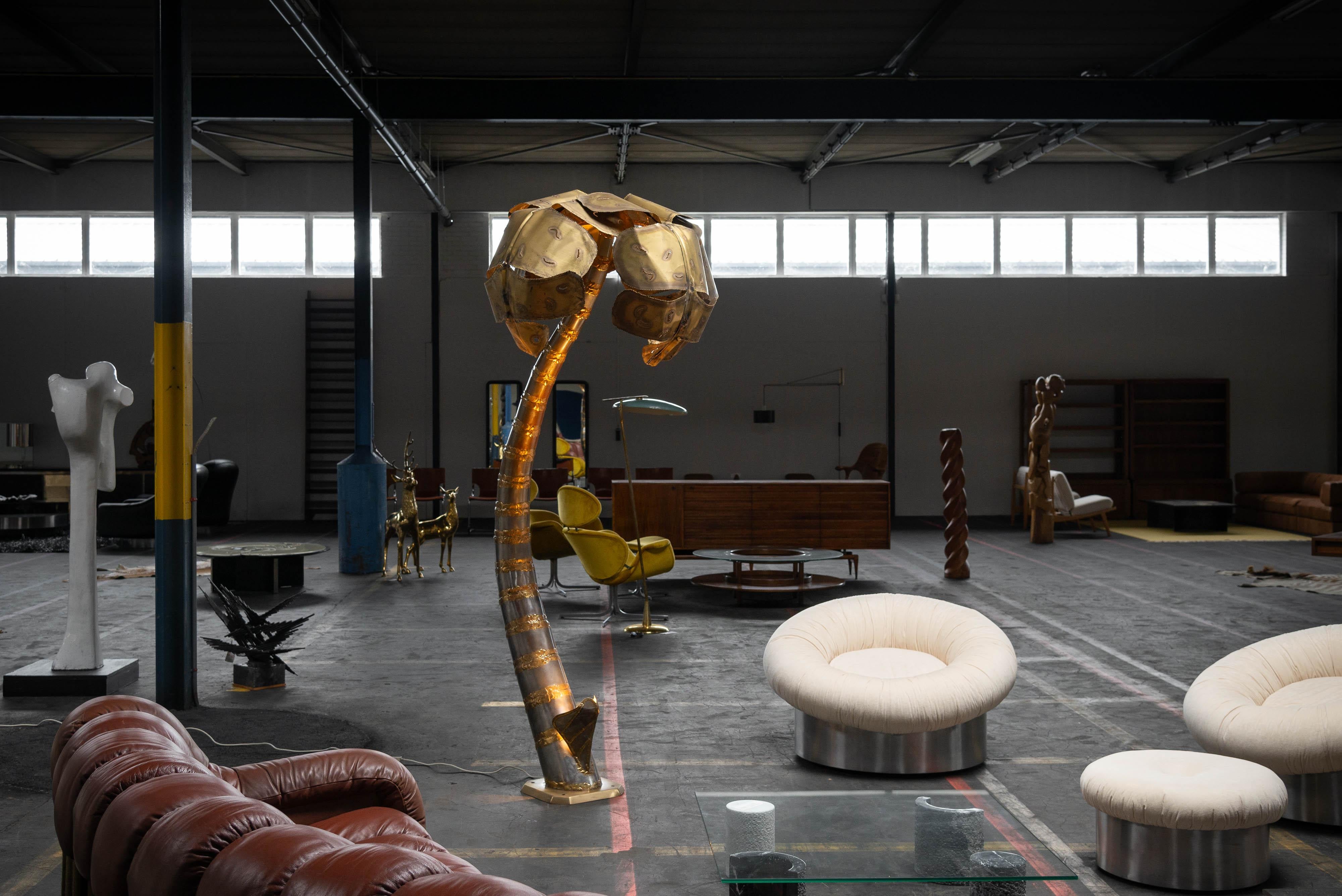 This stunning, super large sized floor lamp, designed in the style of Maison Jansen in the 1970s, is a striking and decorative piece reminiscent of a palm tree. Crafted in France, where also the famous palmtree lamps by Maison Jansen were produced,