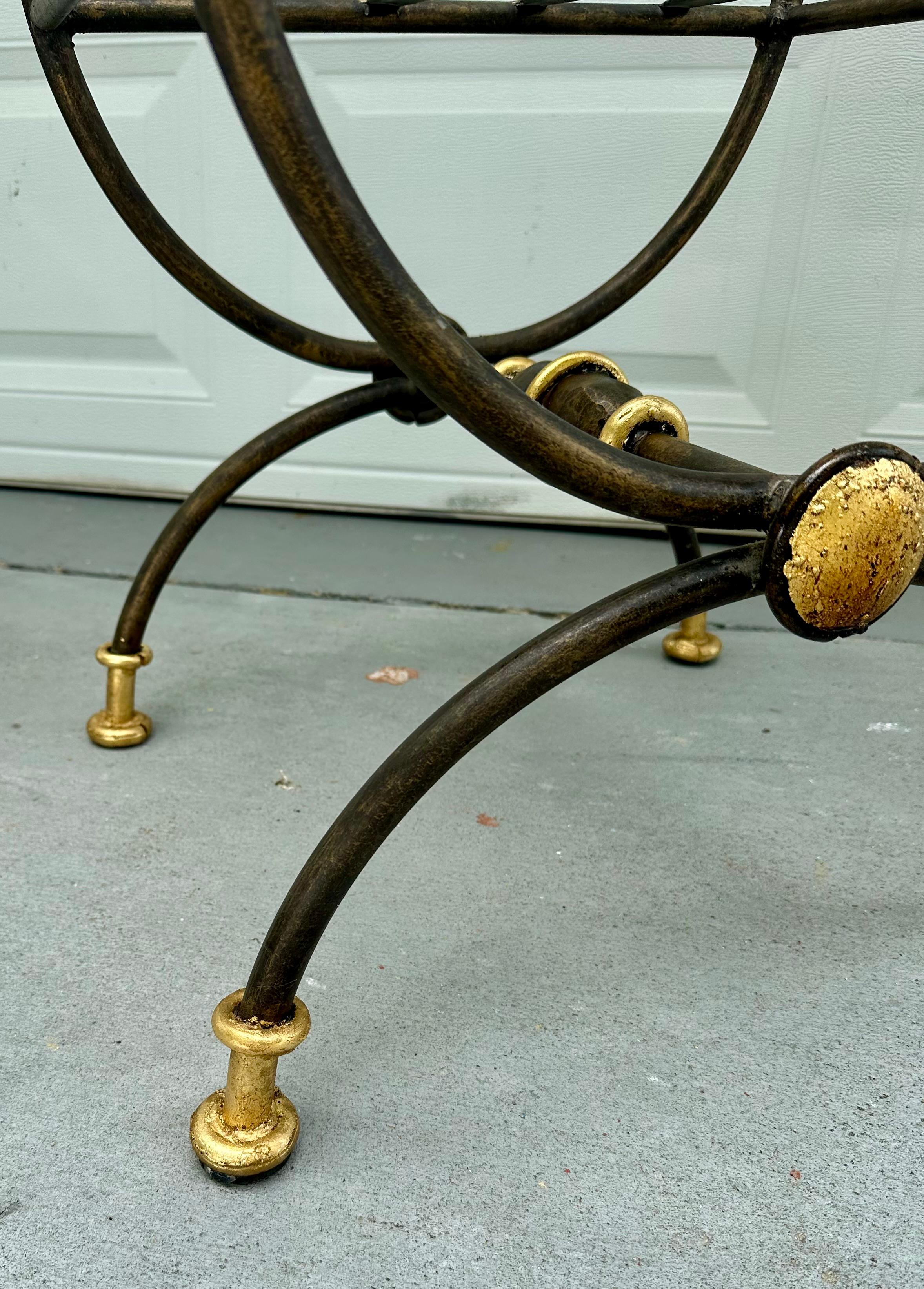Maison Jansen Style Teilweise vergoldetes Schmiedeeisen Curule Bank. im Angebot 3