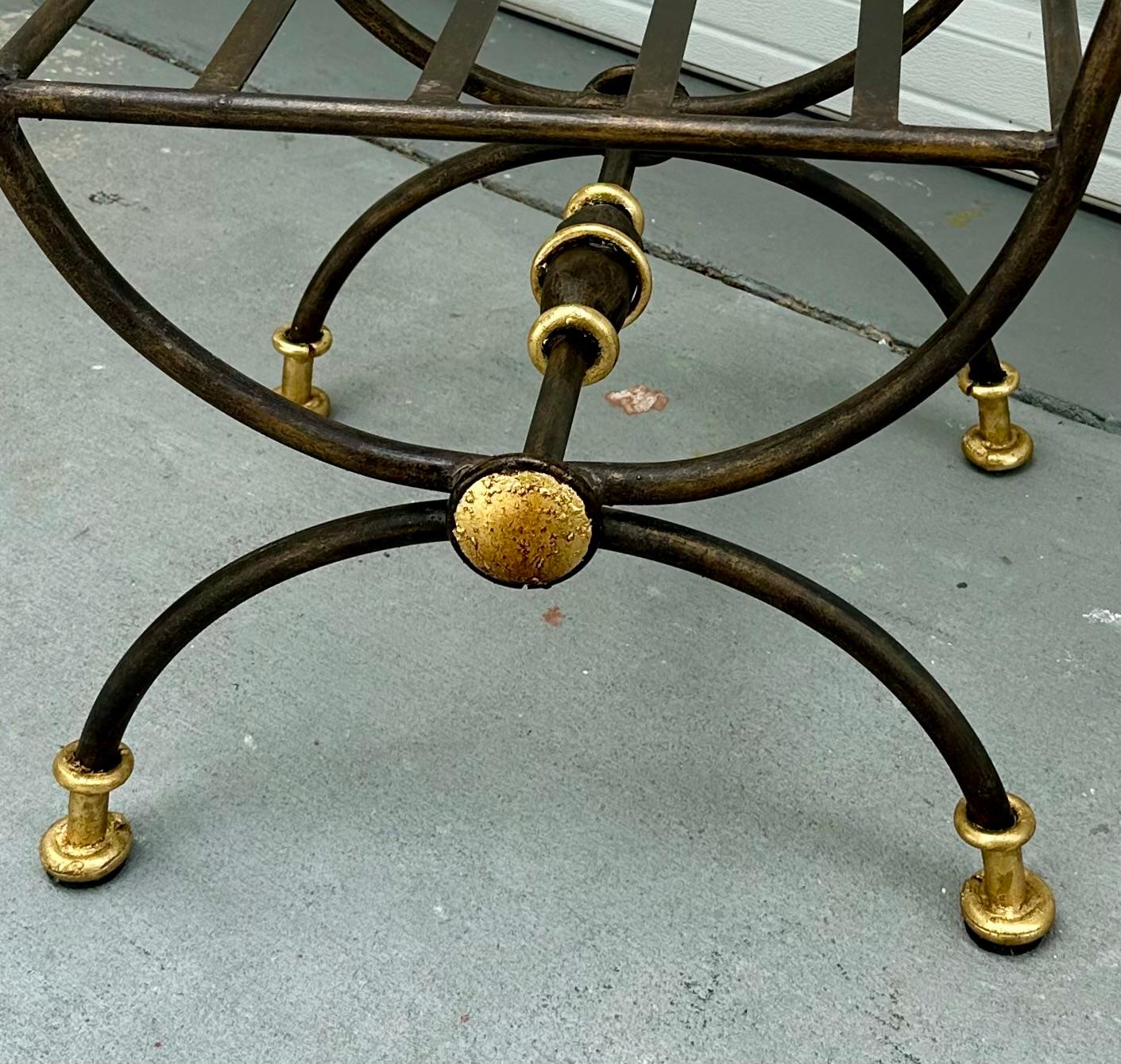 Maison Jansen Style Teilweise vergoldetes Schmiedeeisen Curule Bank. 

Französische Curule-Bank oder Savonarola-Stuhl aus Schmiedeeisen im Stil von Maison Jansen, Mitte des letzten Jahrhunderts. X-förmiges Design mit geschwungenen Armen und