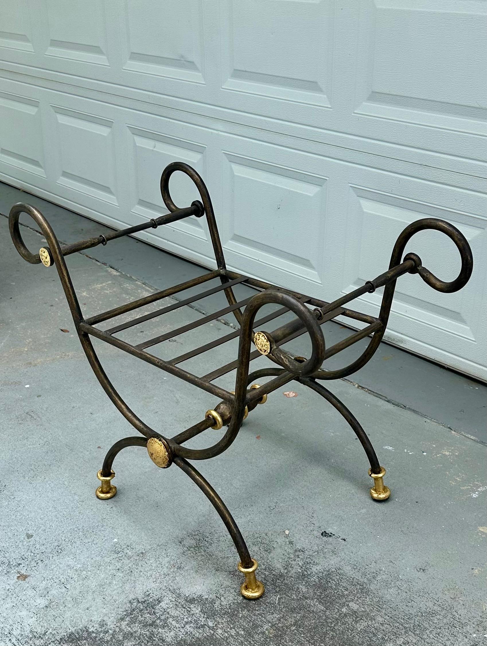 Maison Jansen Style Teilweise vergoldetes Schmiedeeisen Curule Bank. (Französisch) im Angebot