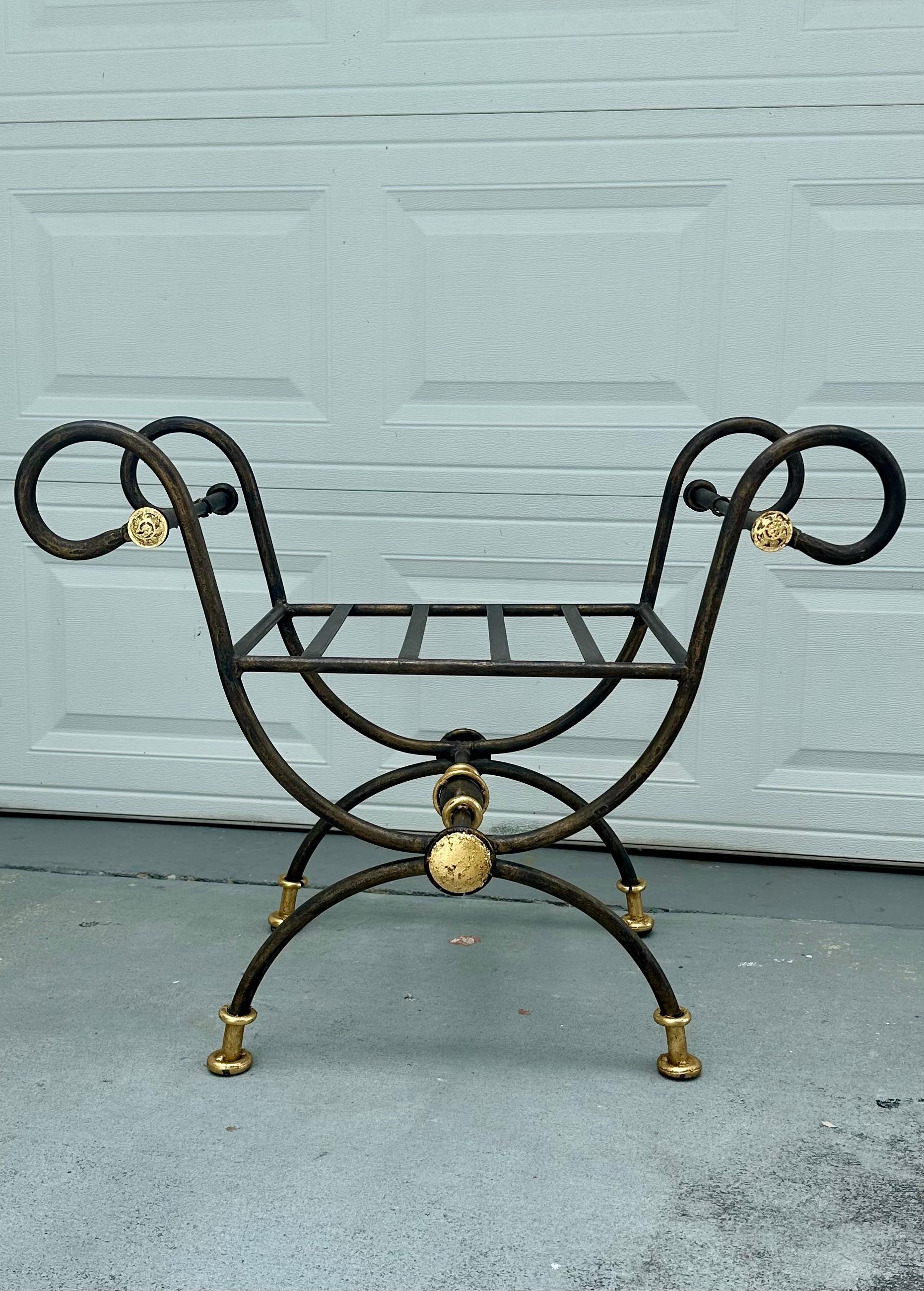 Maison Jansen Style Teilweise vergoldetes Schmiedeeisen Curule Bank. (Geschmiedet) im Angebot