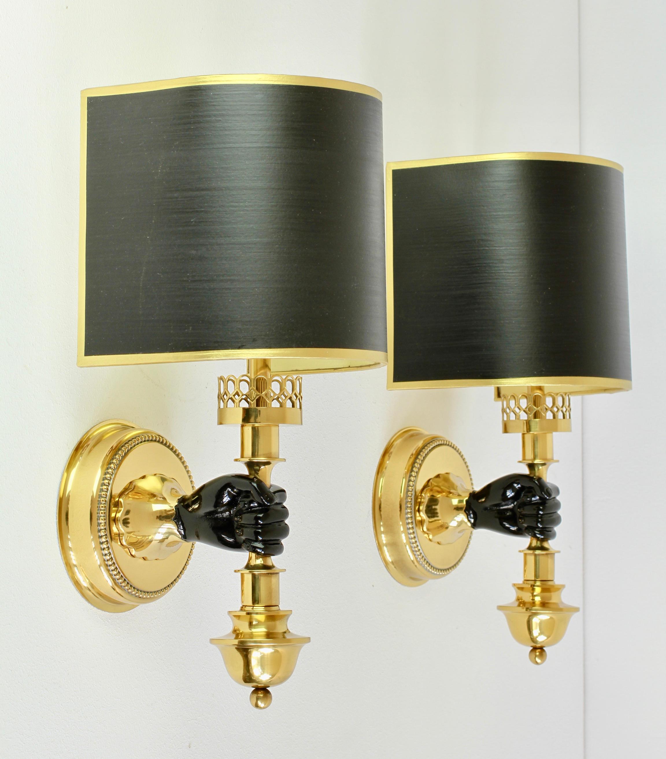 Superbe paire d'appliques, de lampes ou d'appliques vintage du milieu du siècle dernier, en laiton moulé massif avec des abat-jour incurvés d'origine peints en noir et or, par les Vereinigten Werkstätten München (Munich), vers les années 1970. Un