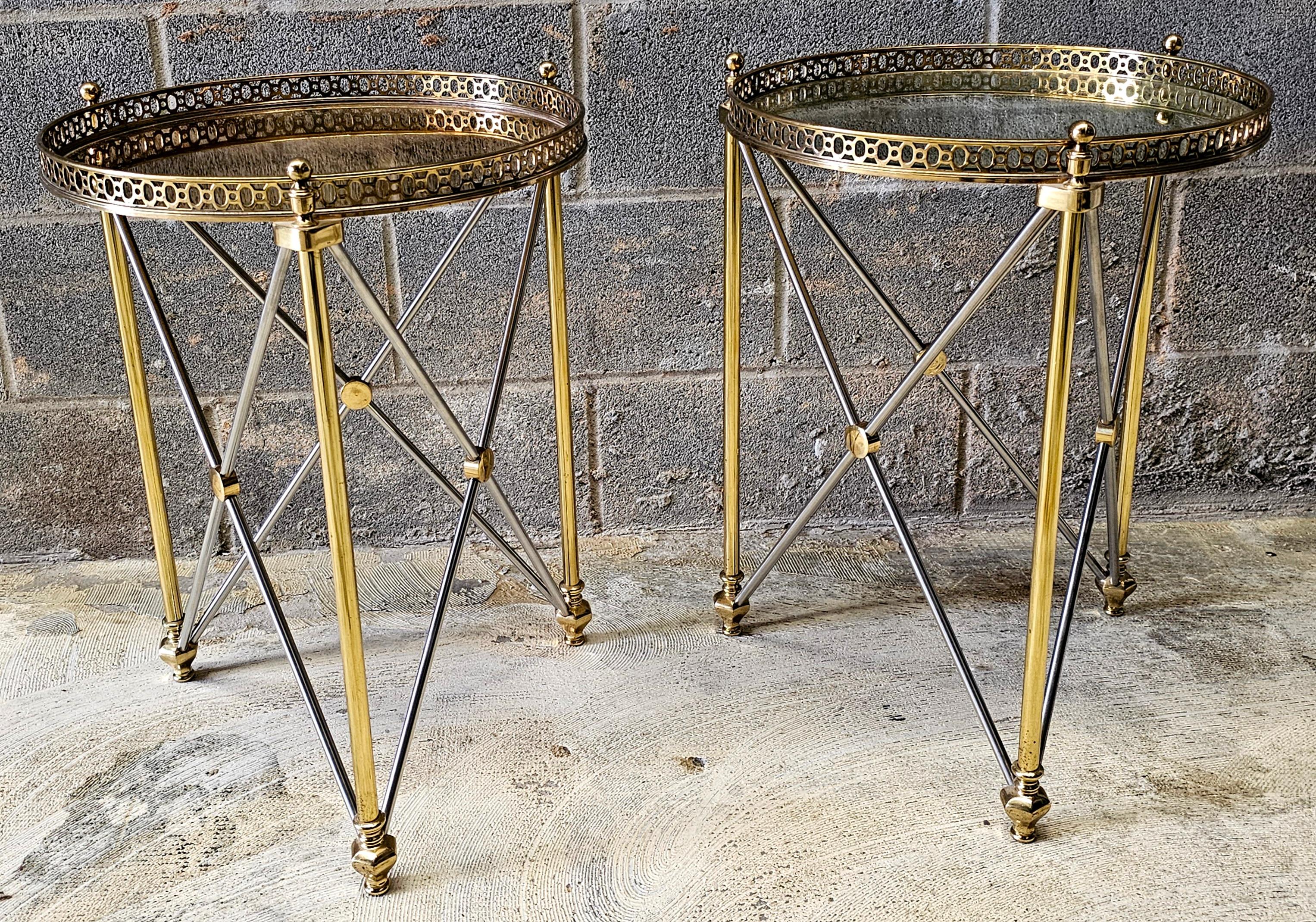 Tables d'appoint en acier poli et laiton à plateau de verre galbé de la Maison Jansen en vente 2