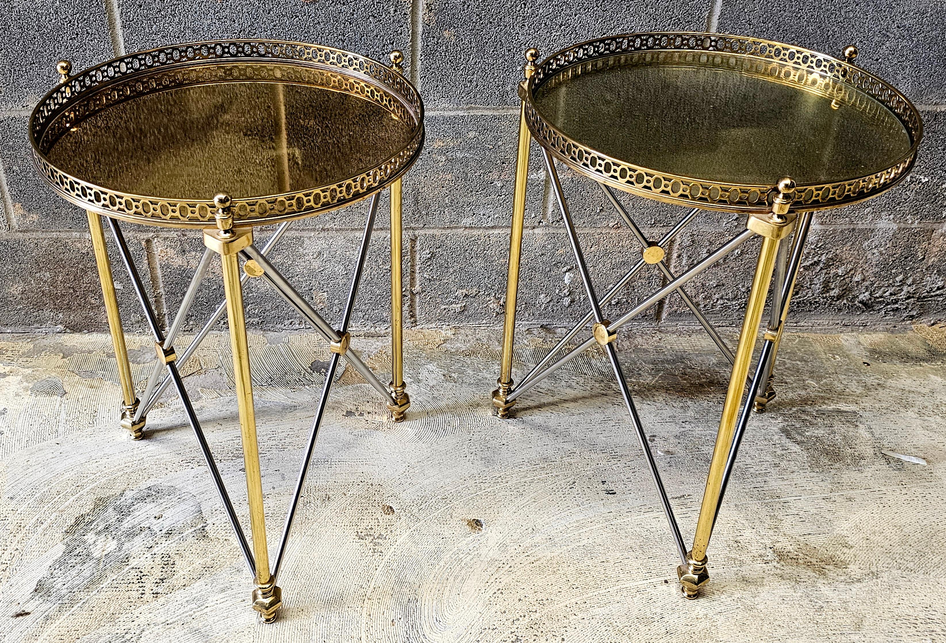 Tables d'appoint en acier poli et laiton à plateau de verre galbé de la Maison Jansen en vente 3