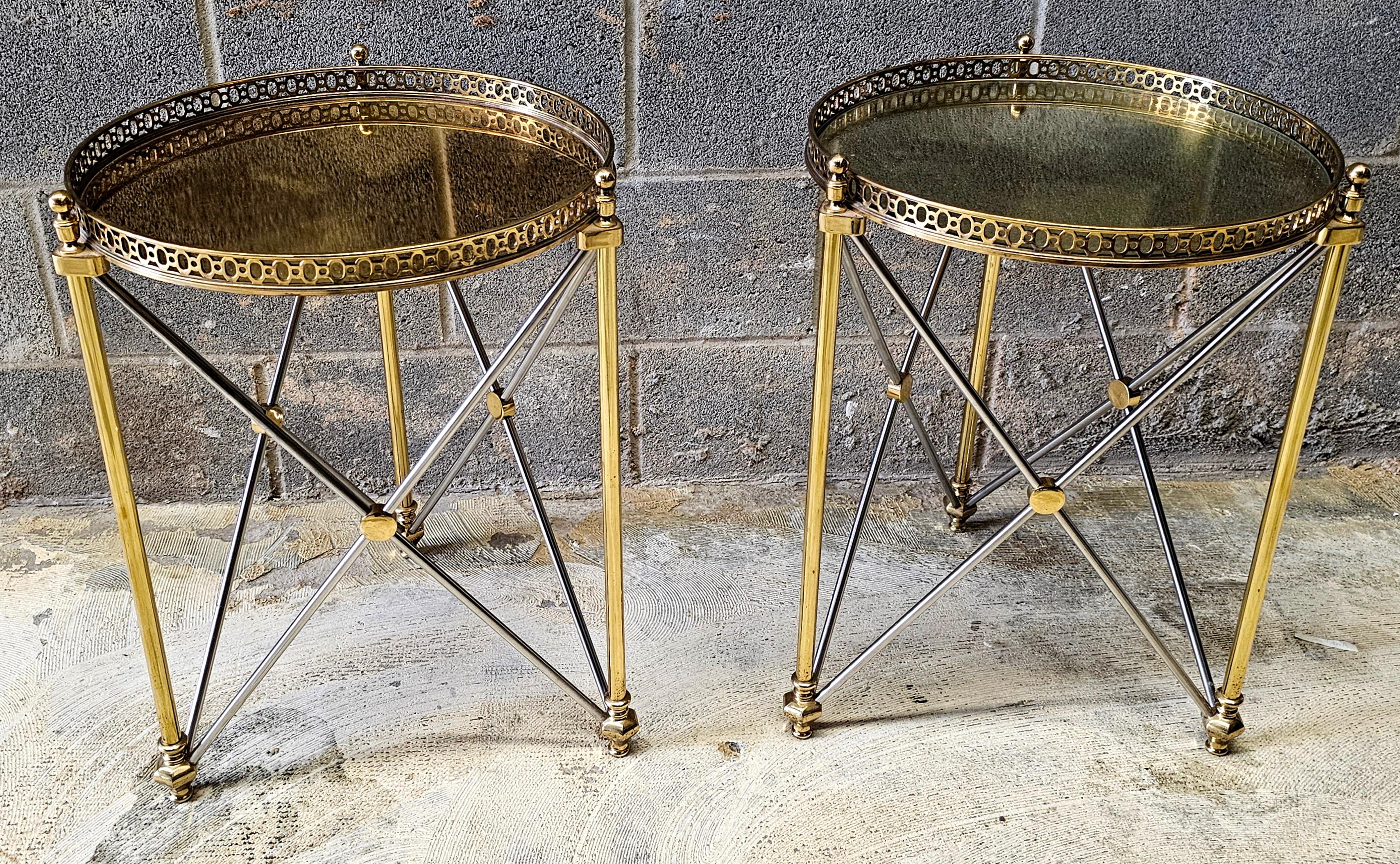 Tables d'appoint en acier poli et laiton à plateau de verre galbé de la Maison Jansen en vente 4