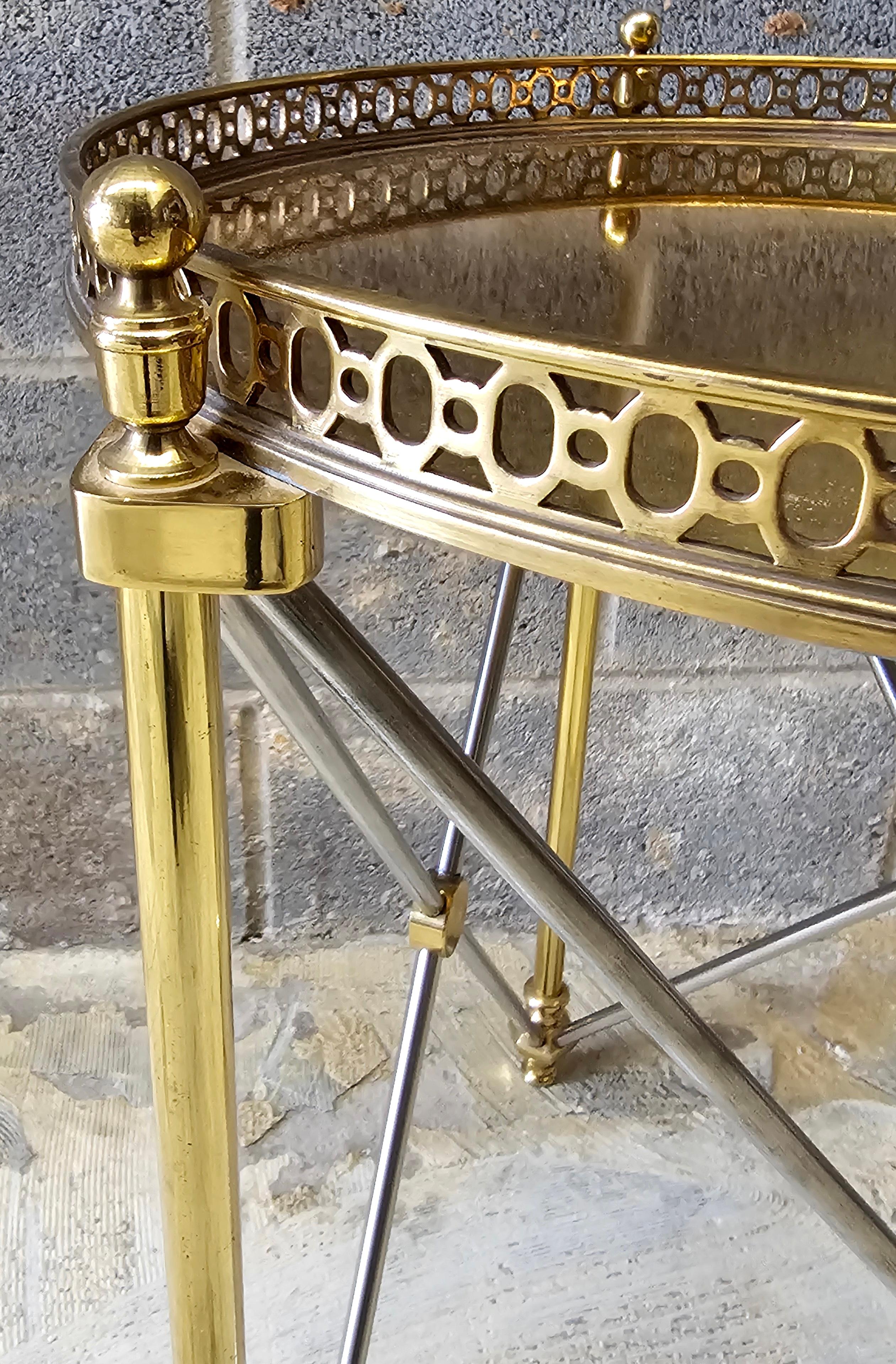 Tables d'appoint en acier poli et laiton à plateau de verre galbé de la Maison Jansen en vente 5