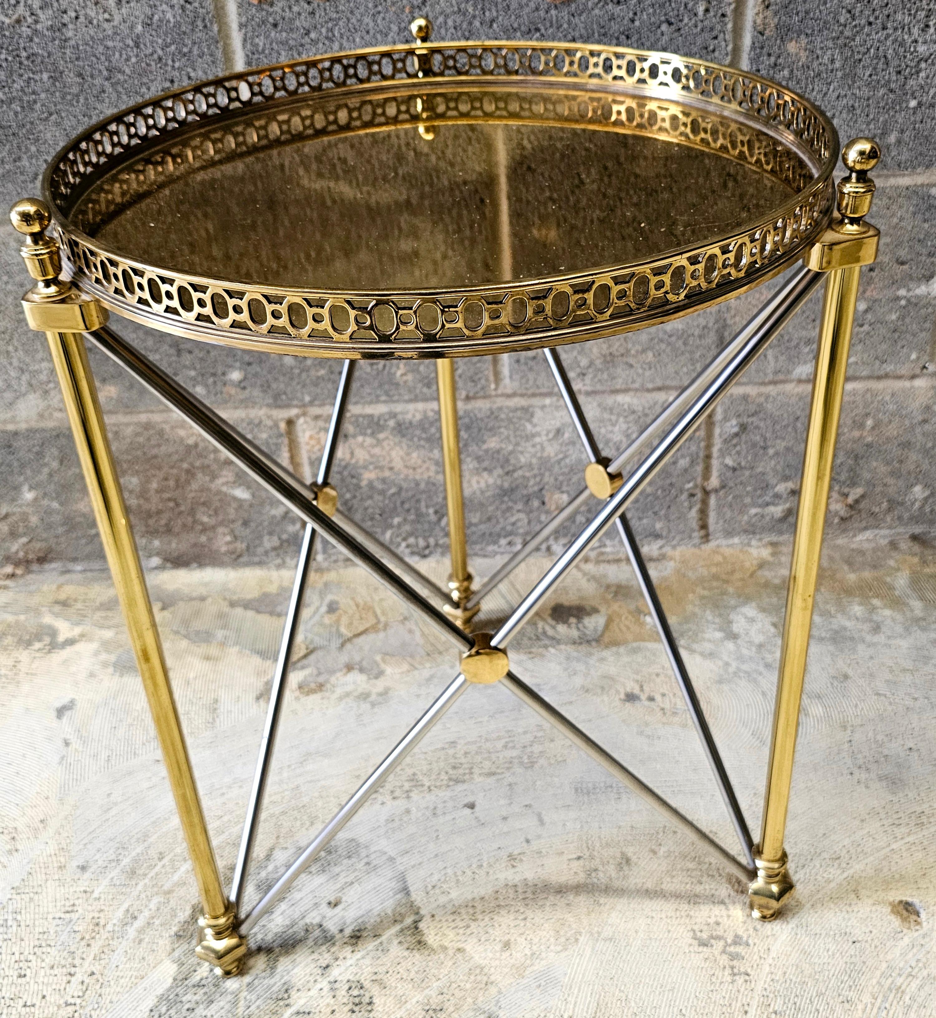 Tables d'appoint en acier poli et laiton à plateau de verre galbé de la Maison Jansen en vente 6