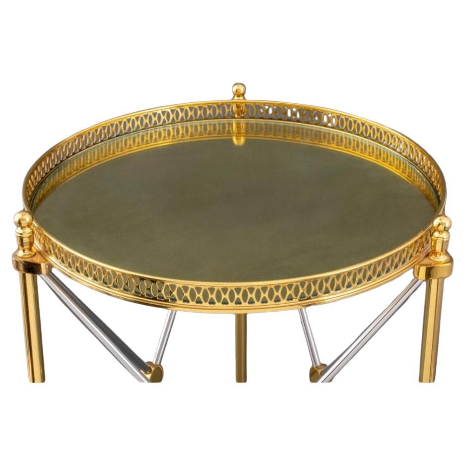 Magnifique table d'appoint en laiton et acier poli de style Empire Revival de la Maison Maison Jansen française, avec galerie en laiton et plateaux en verre inséré, chacune à trois pieds reliés par des brancards en forme de X. 21,75