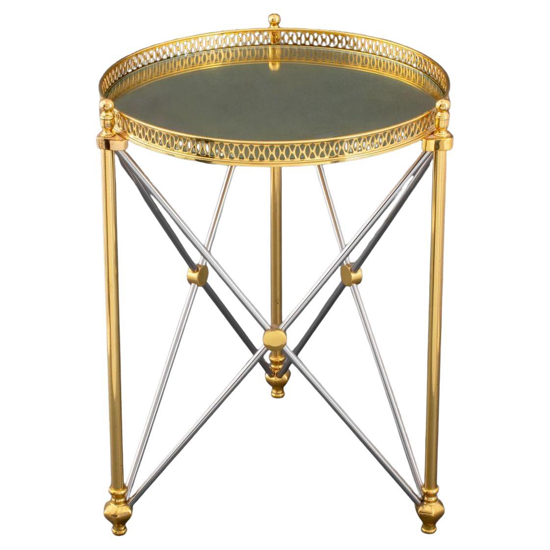 Inconnu Tables d'appoint en acier poli et laiton à plateau de verre galbé de la Maison Jansen en vente