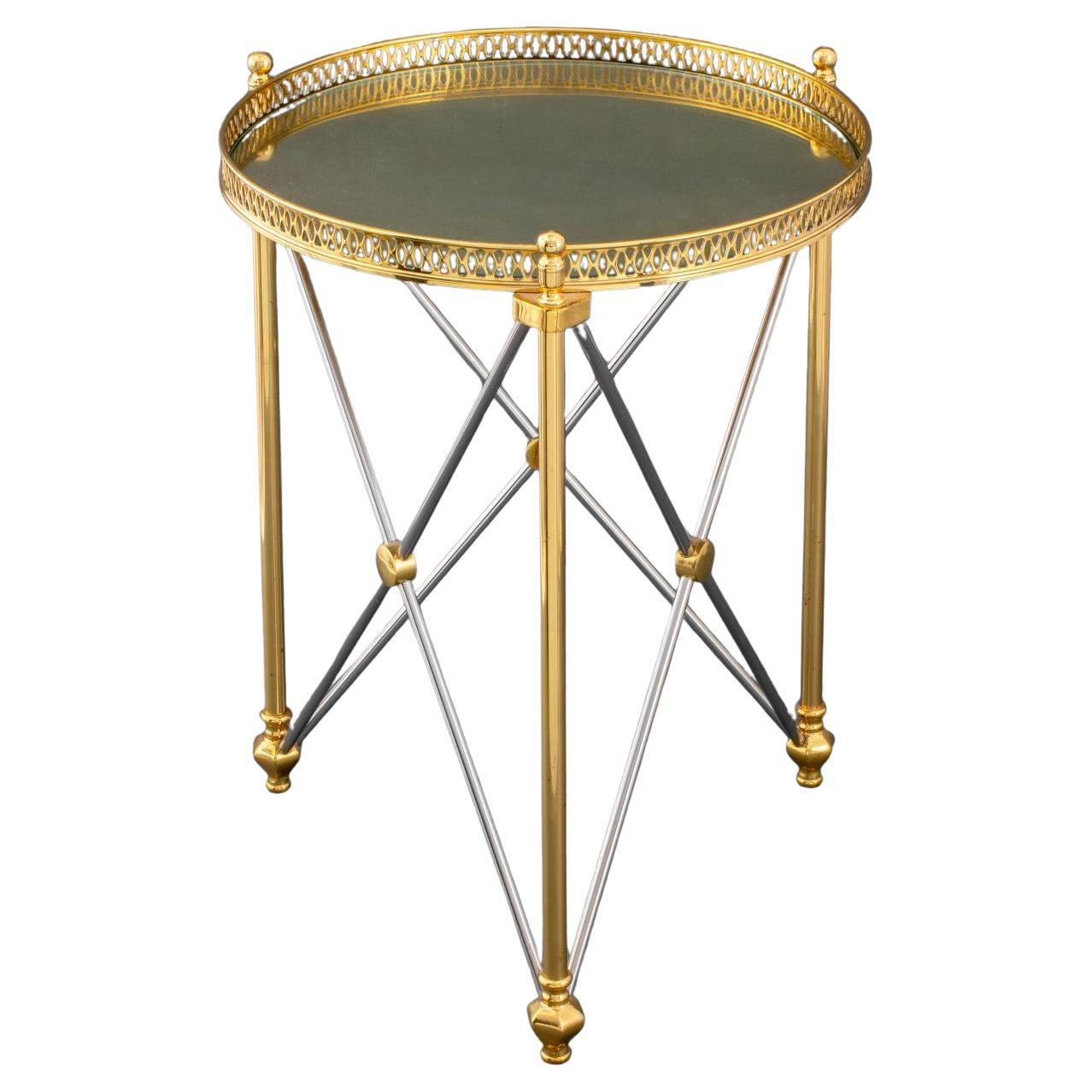 Forgé Tables d'appoint en acier poli et laiton à plateau de verre galbé de la Maison Jansen en vente
