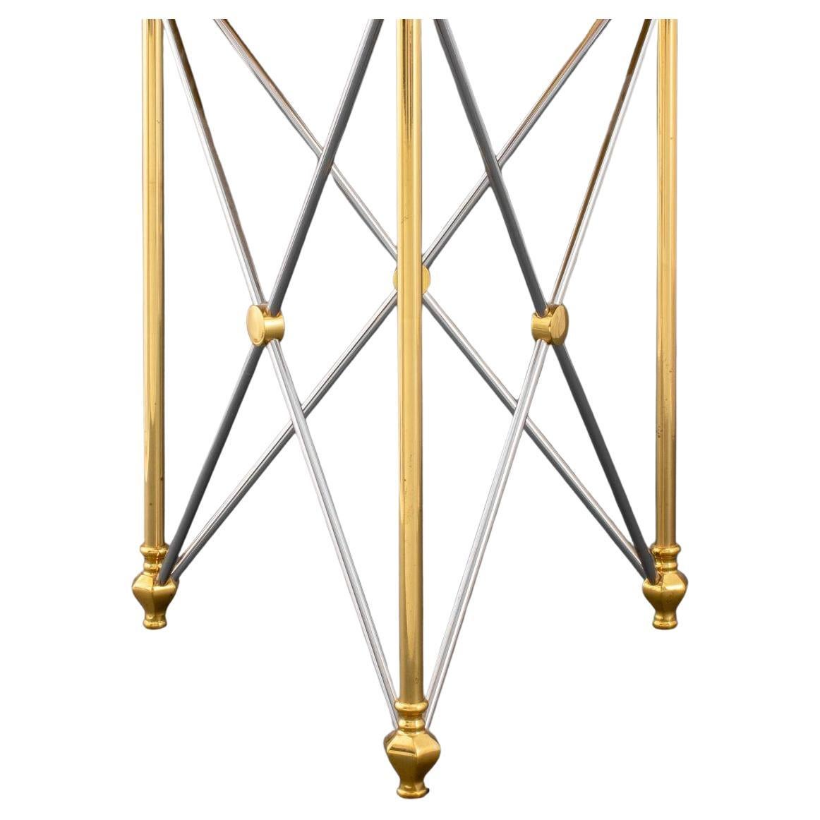 20ième siècle Tables d'appoint en acier poli et laiton à plateau de verre galbé de la Maison Jansen en vente
