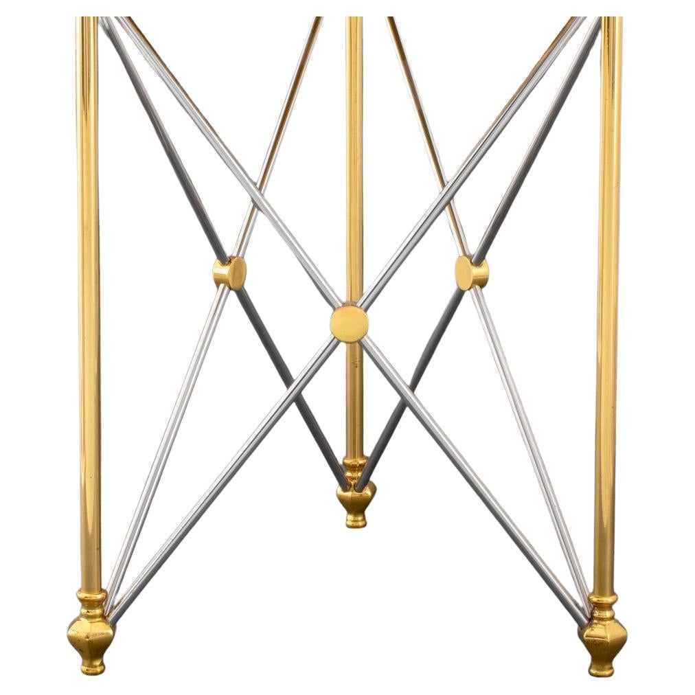 Laiton Tables d'appoint en acier poli et laiton à plateau de verre galbé de la Maison Jansen en vente