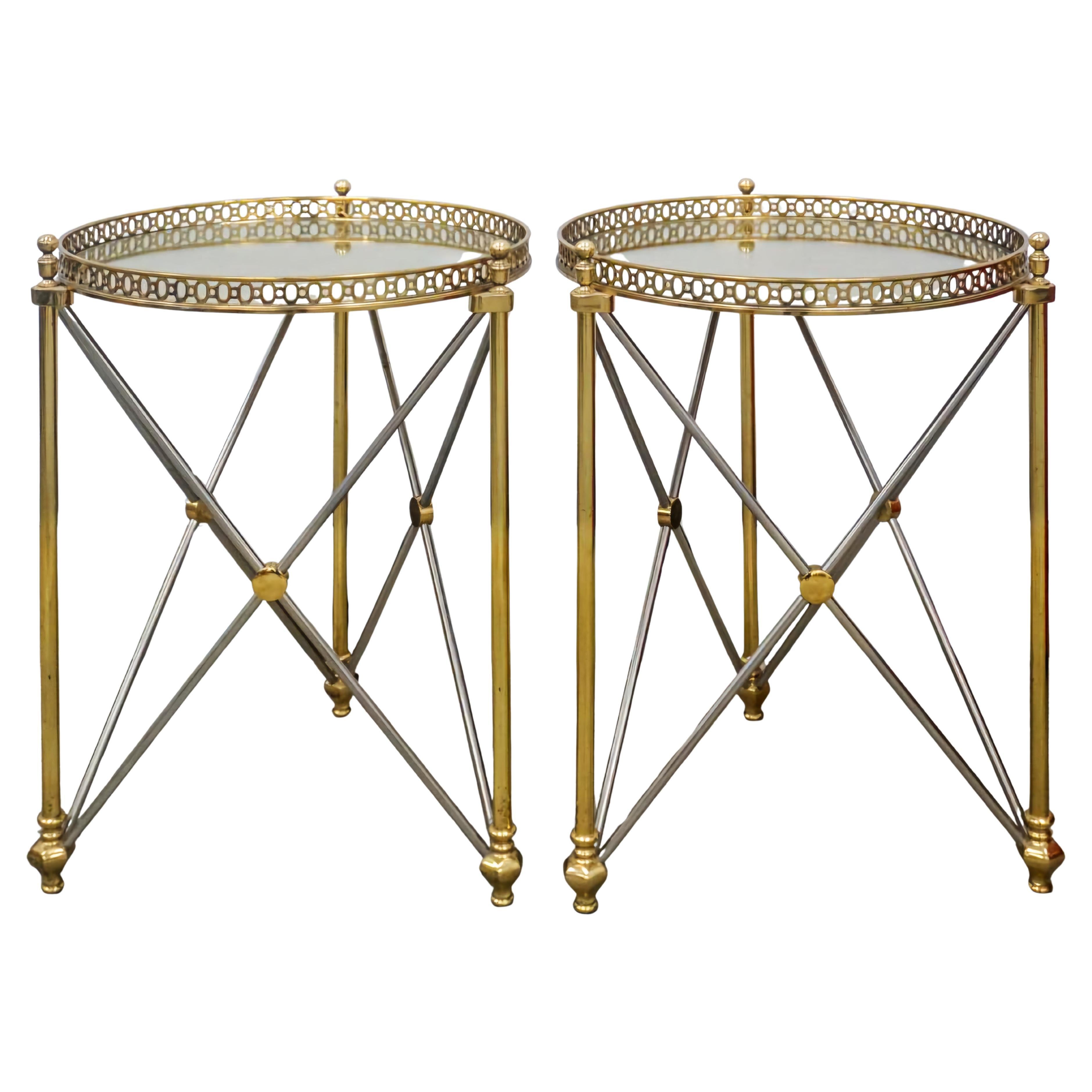 Tables d'appoint en acier poli et laiton à plateau de verre galbé de la Maison Jansen en vente 1