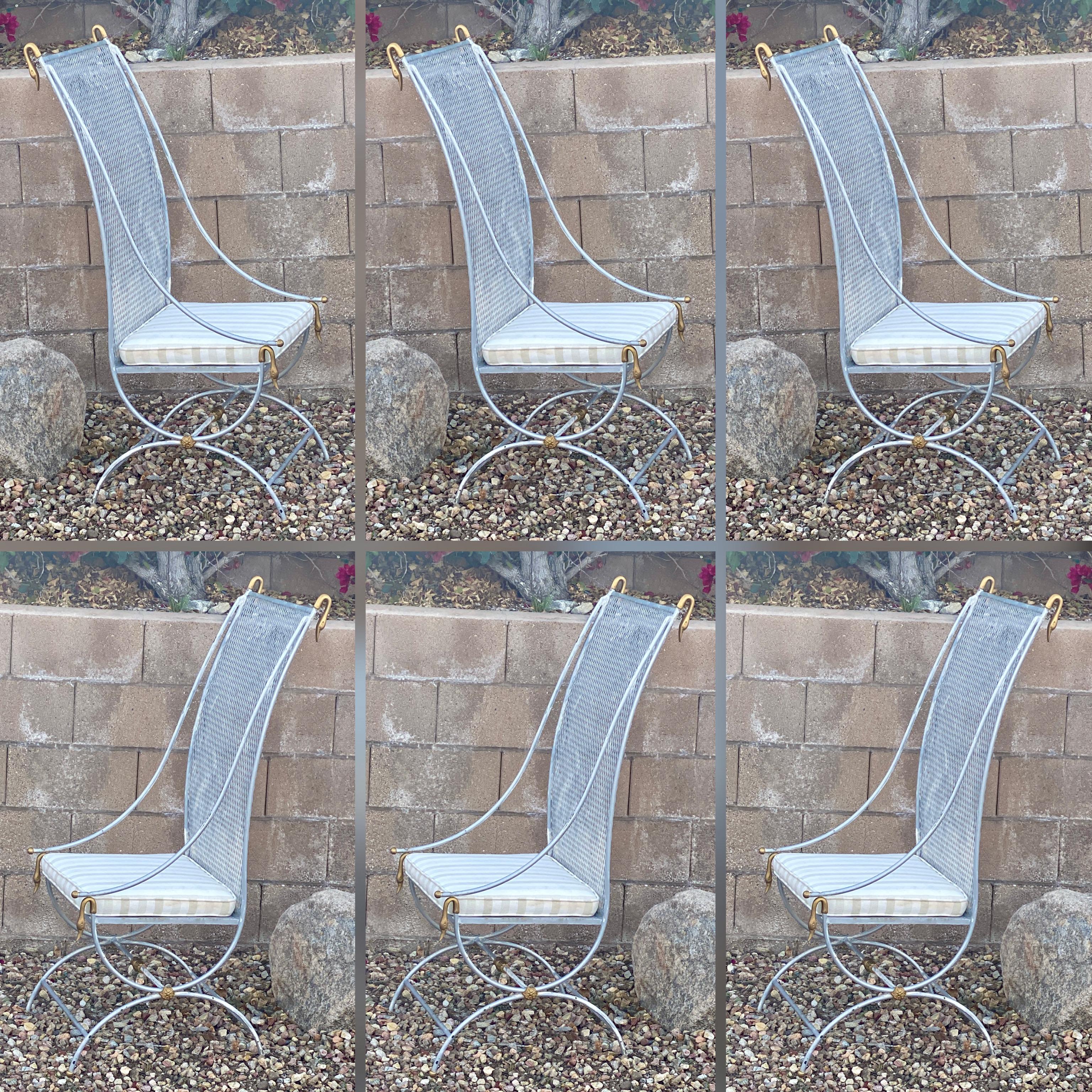 Nous sommes fiers de présenter un ensemble rare de chaises de patio françaises dans le style de la Maison Jansen. Non documentées, les mêmes têtes de cygne en laiton massif ont été utilisées dans un autre ensemble de chaises de patio conçues par la