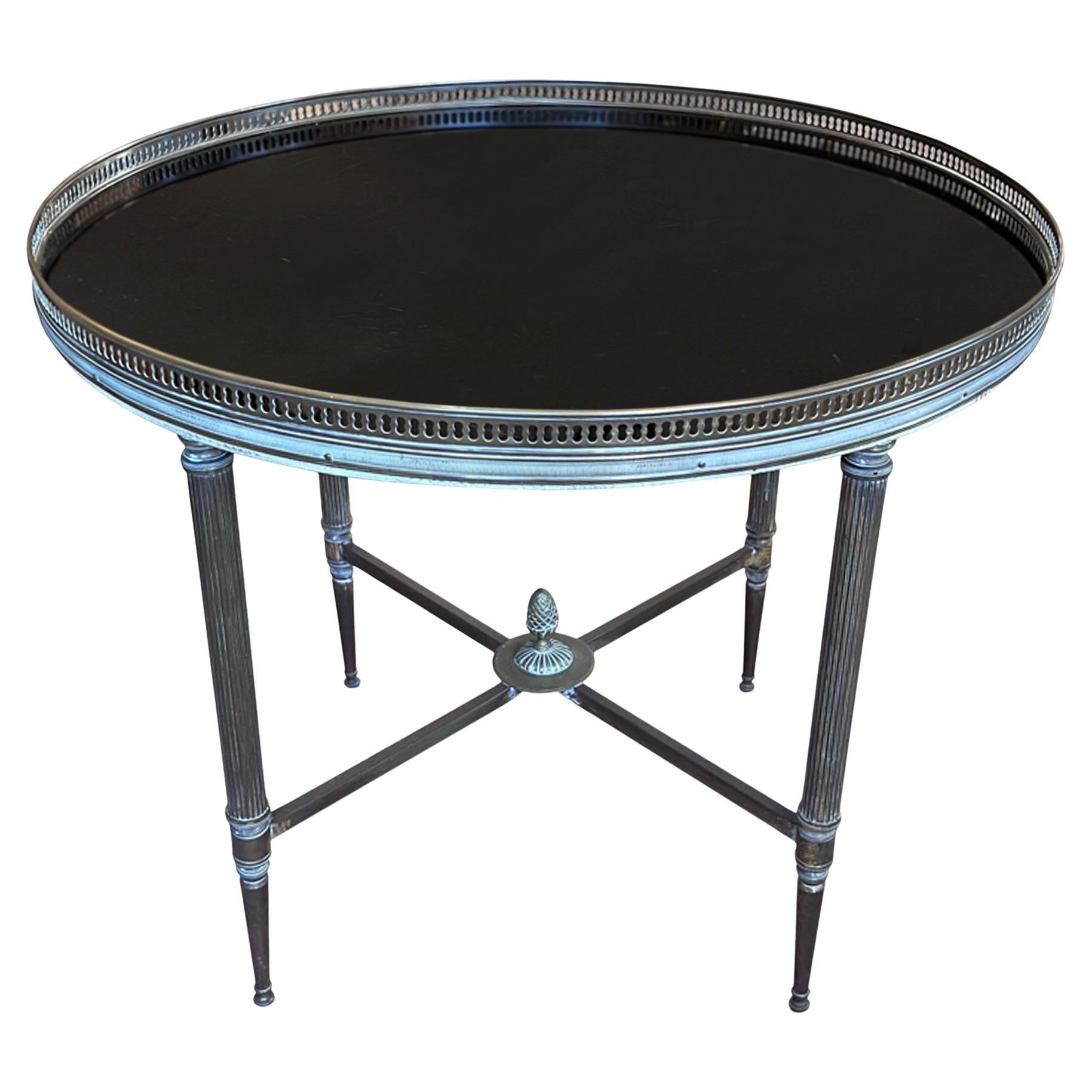 Table d
appoint ronde en laiton avec verre noir, Maison Jansen, France, années 1960