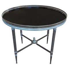Table d
appoint ronde en laiton avec verre noir, Maison Jansen, France, années 1960