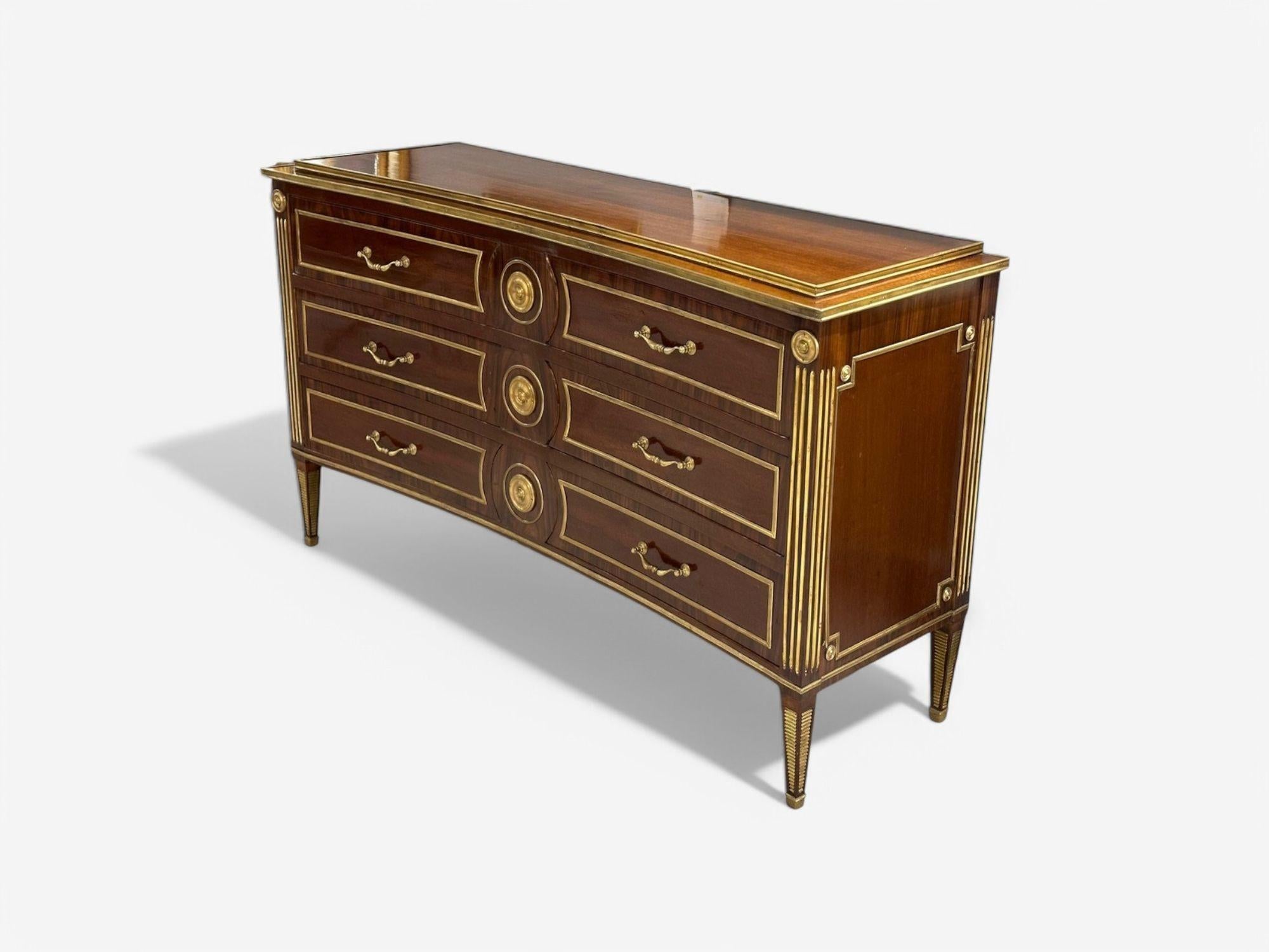 Große Kommode im Stil von Maison Jansen, russisches Neoklassizismus, Mahagoni, Bronze im Zustand „Gut“ im Angebot in Manhasset, NY