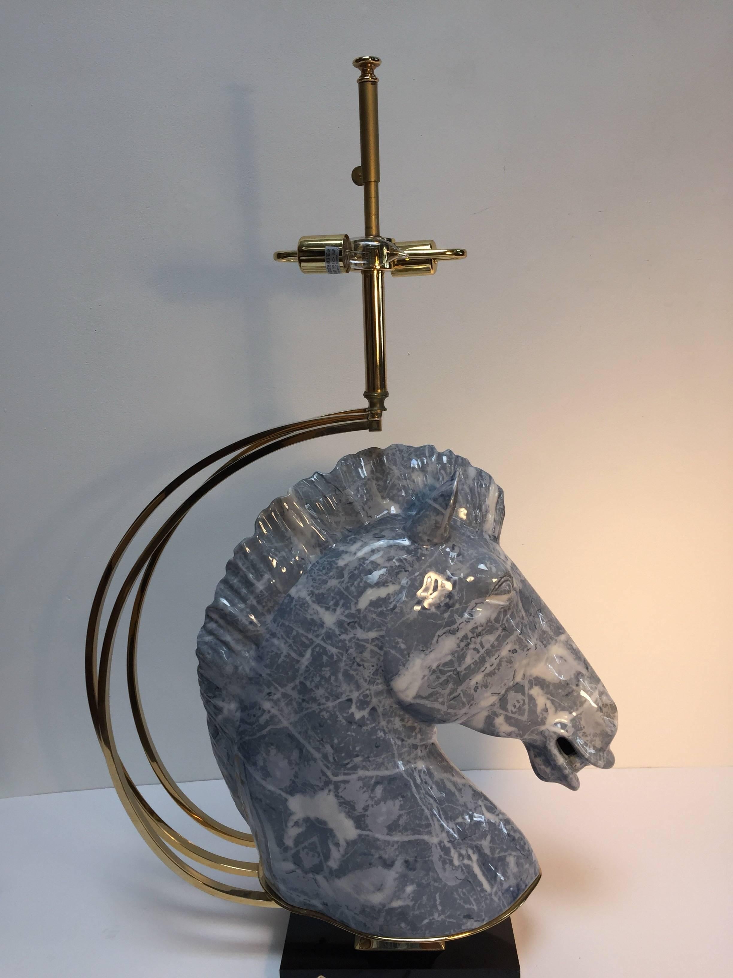 Grande lampe de bureau sculpturale Art Déco avec buste de cheval en céramique et détails en laiton en vente 1