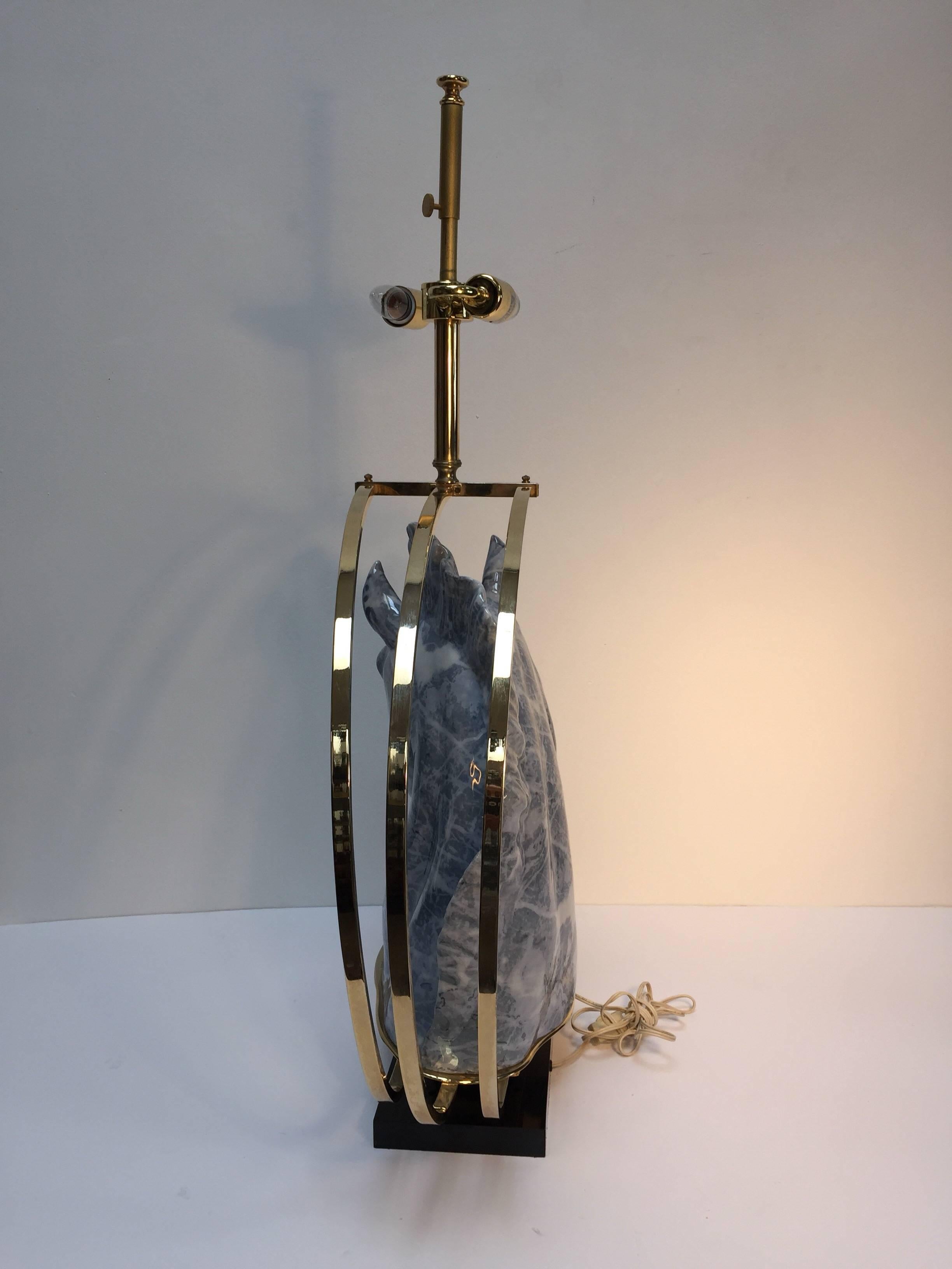 Grande lampe de bureau sculpturale Art Déco avec buste de cheval en céramique et détails en laiton en vente 3
