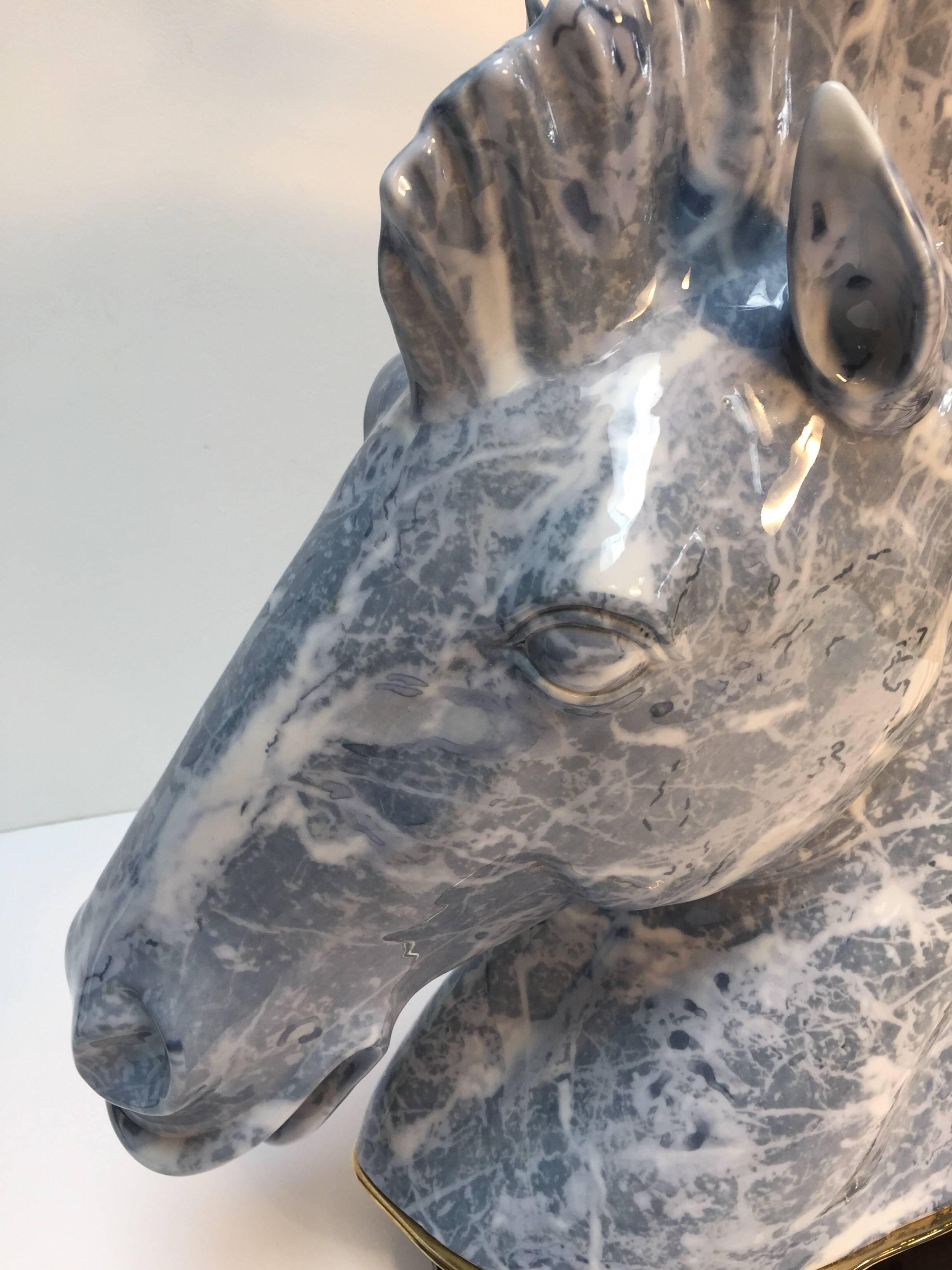 Grande lampe de bureau sculpturale Art Déco avec buste de cheval en céramique et détails en laiton en vente 7