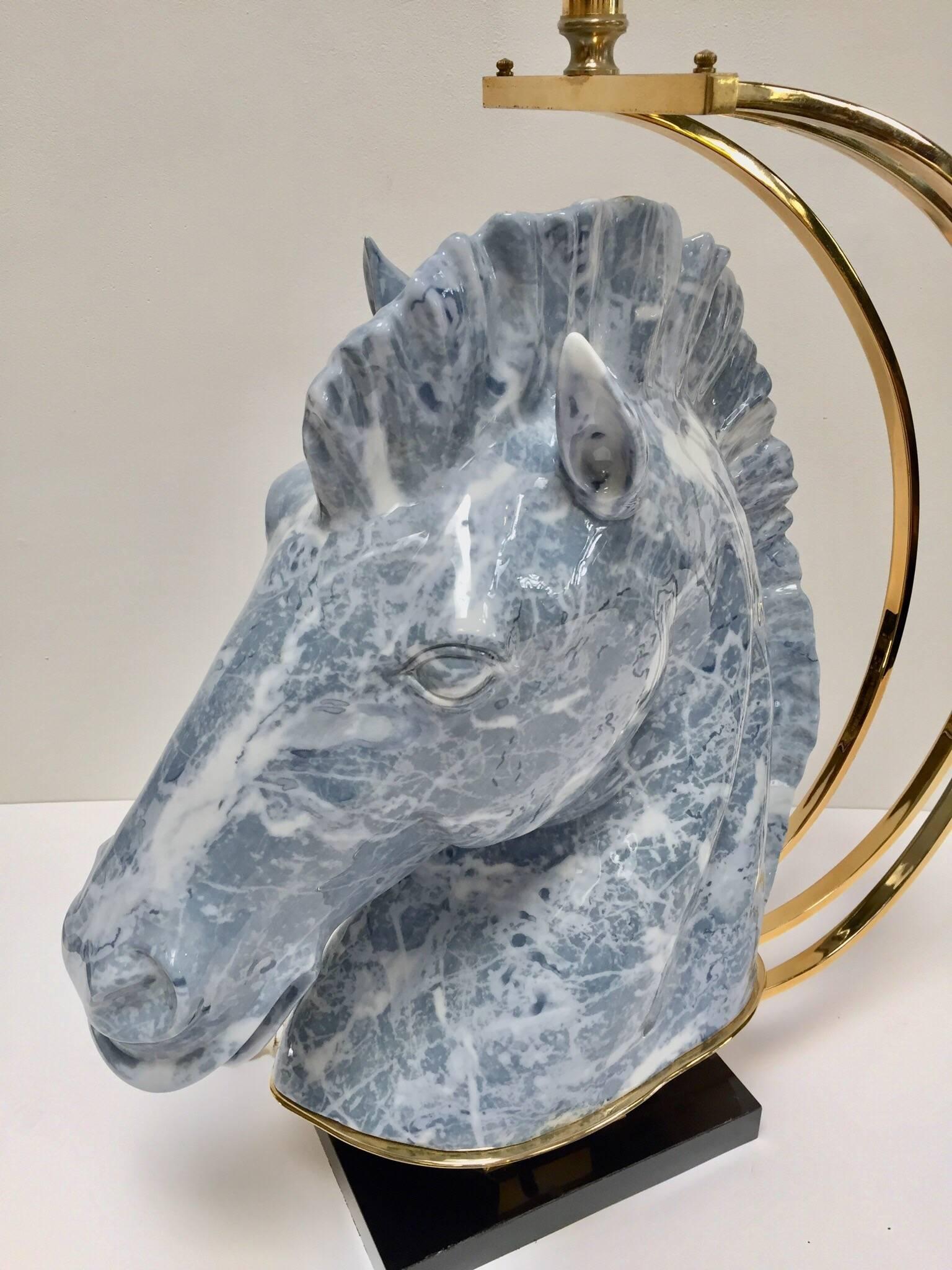 Grande lampe de bureau sculpturale Art Déco avec buste de cheval en céramique et détails en laiton en vente 8