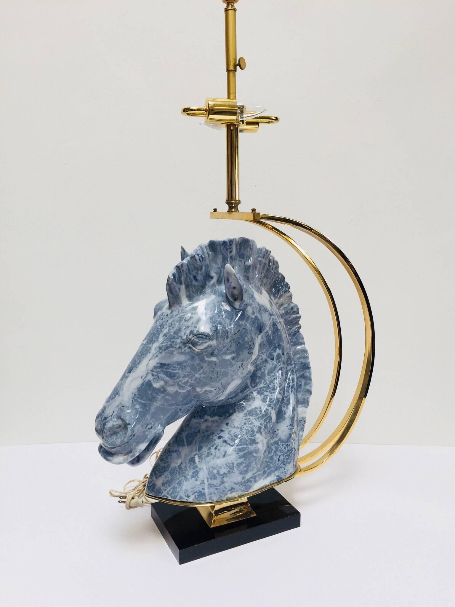 Grande lampe de bureau sculpturale Art Déco avec buste de cheval en céramique et détails en laiton en vente 9