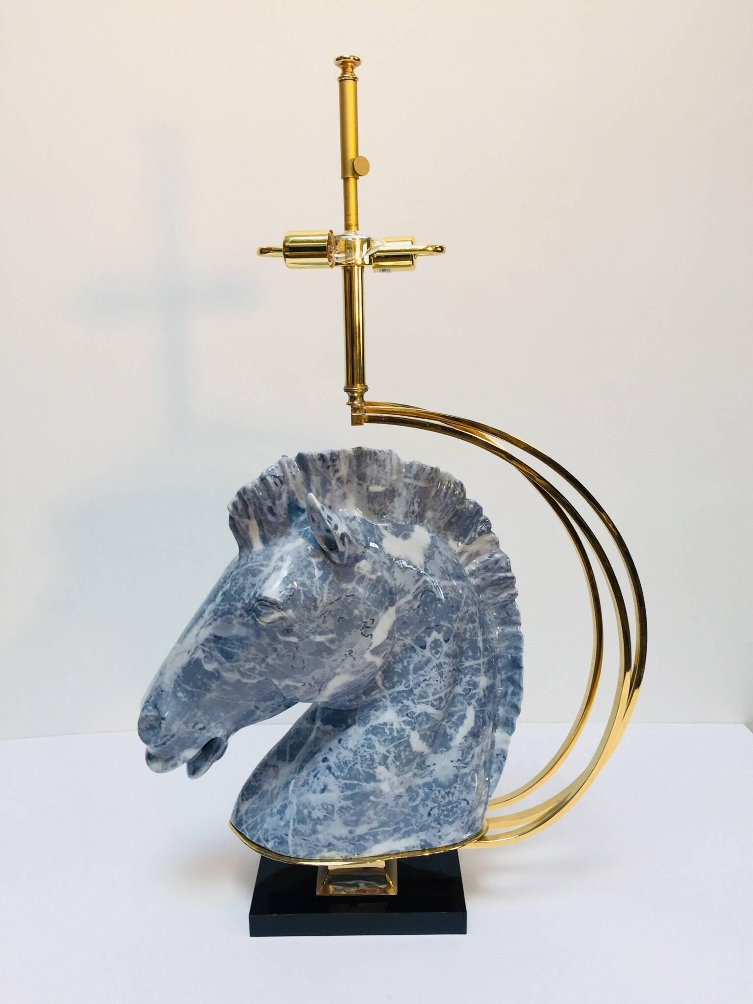 Grande lampe de bureau sculpturale Art Déco avec buste de cheval en céramique et détails en laiton en vente 10
