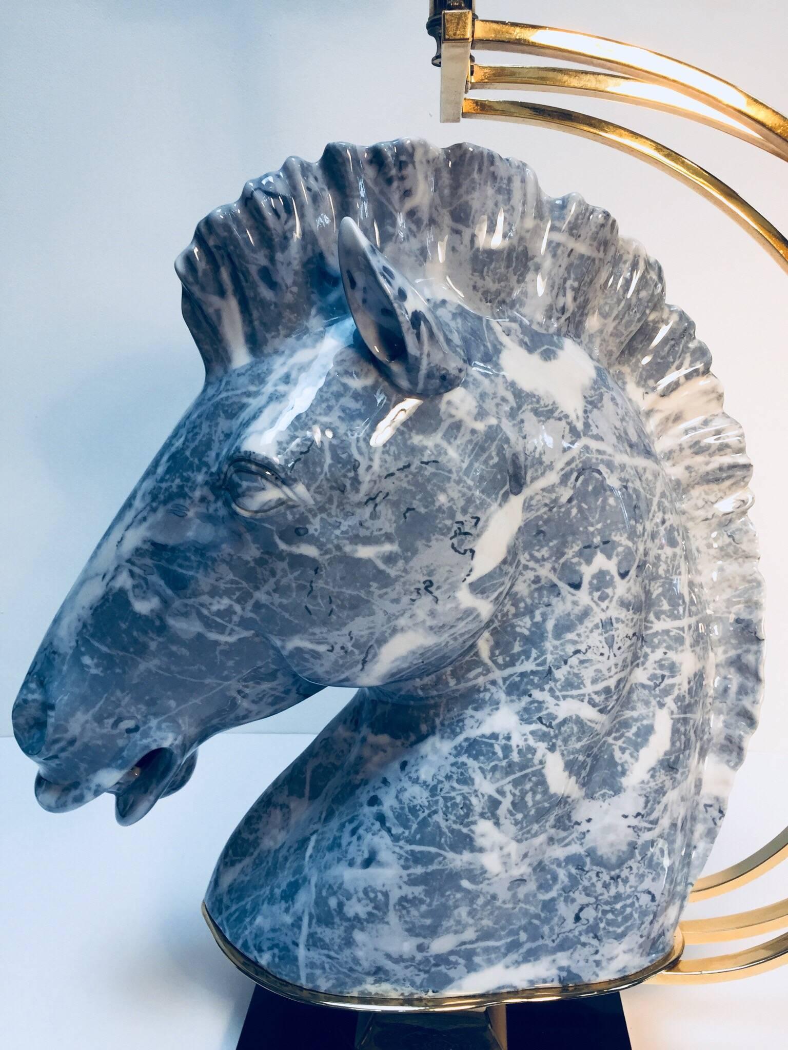 Grande lampe de bureau sculpturale Art Déco avec buste de cheval en céramique et détails en laiton en vente 11
