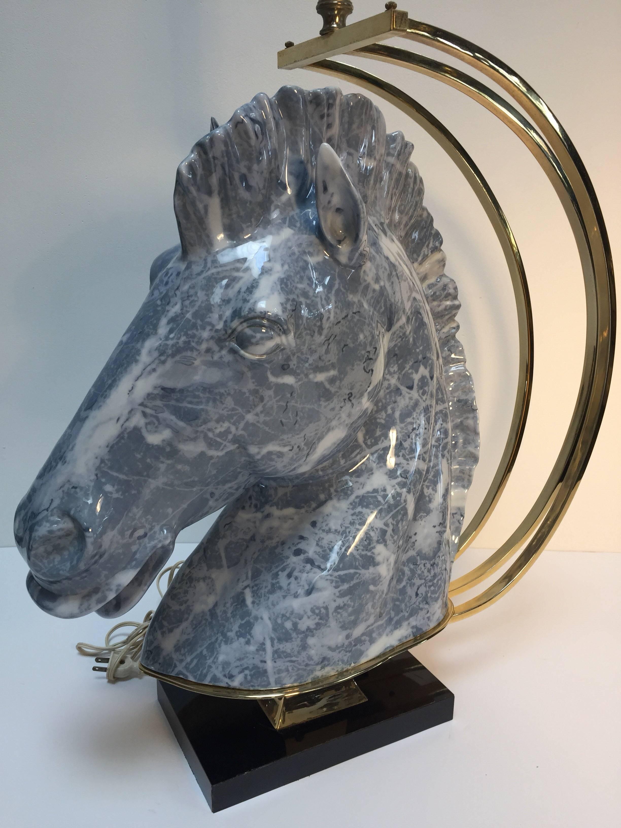Art déco Grande lampe de bureau sculpturale Art Déco avec buste de cheval en céramique et détails en laiton en vente