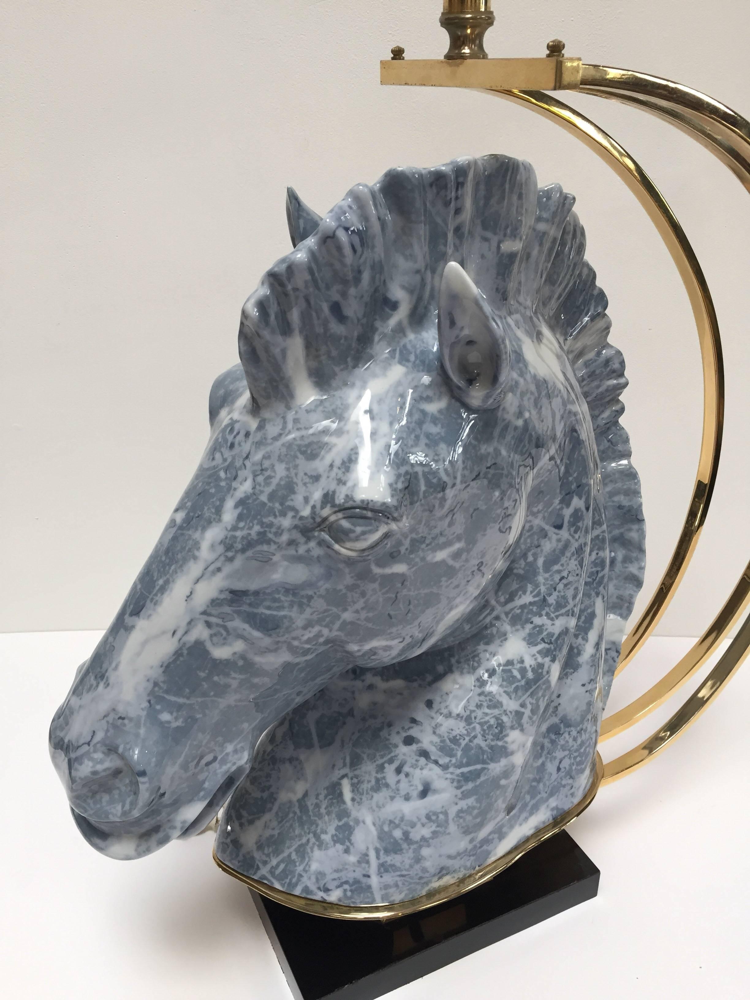 Grande lampe de bureau sculpturale Art Déco avec buste de cheval en céramique et détails en laiton Bon état - En vente à North Hollywood, CA