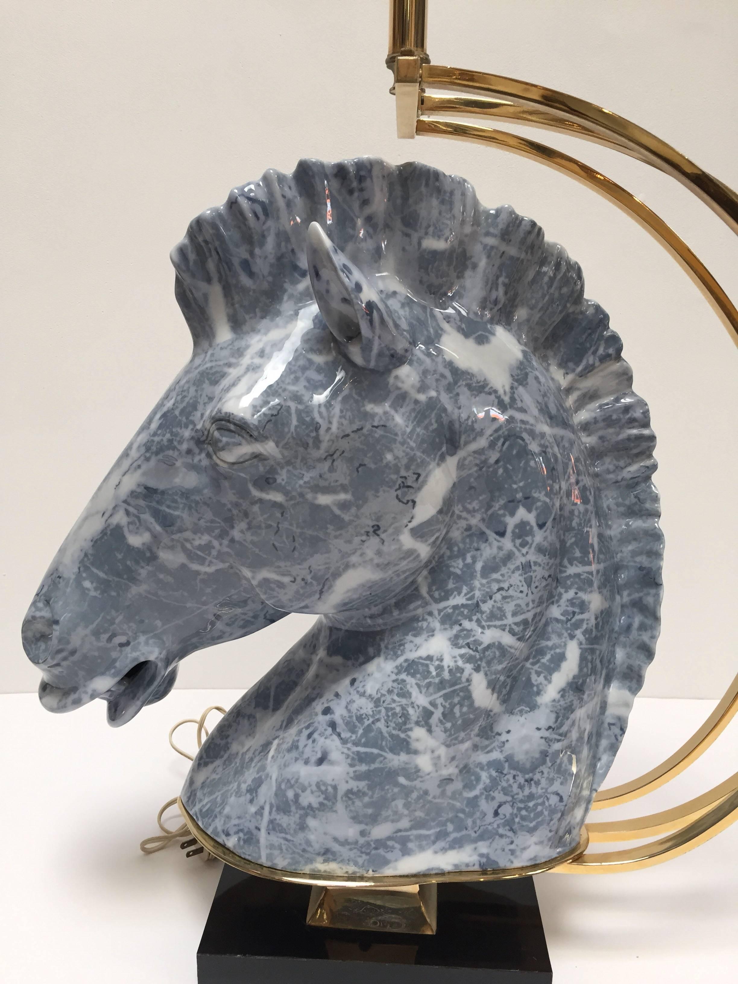 20ième siècle Grande lampe de bureau sculpturale Art Déco avec buste de cheval en céramique et détails en laiton en vente