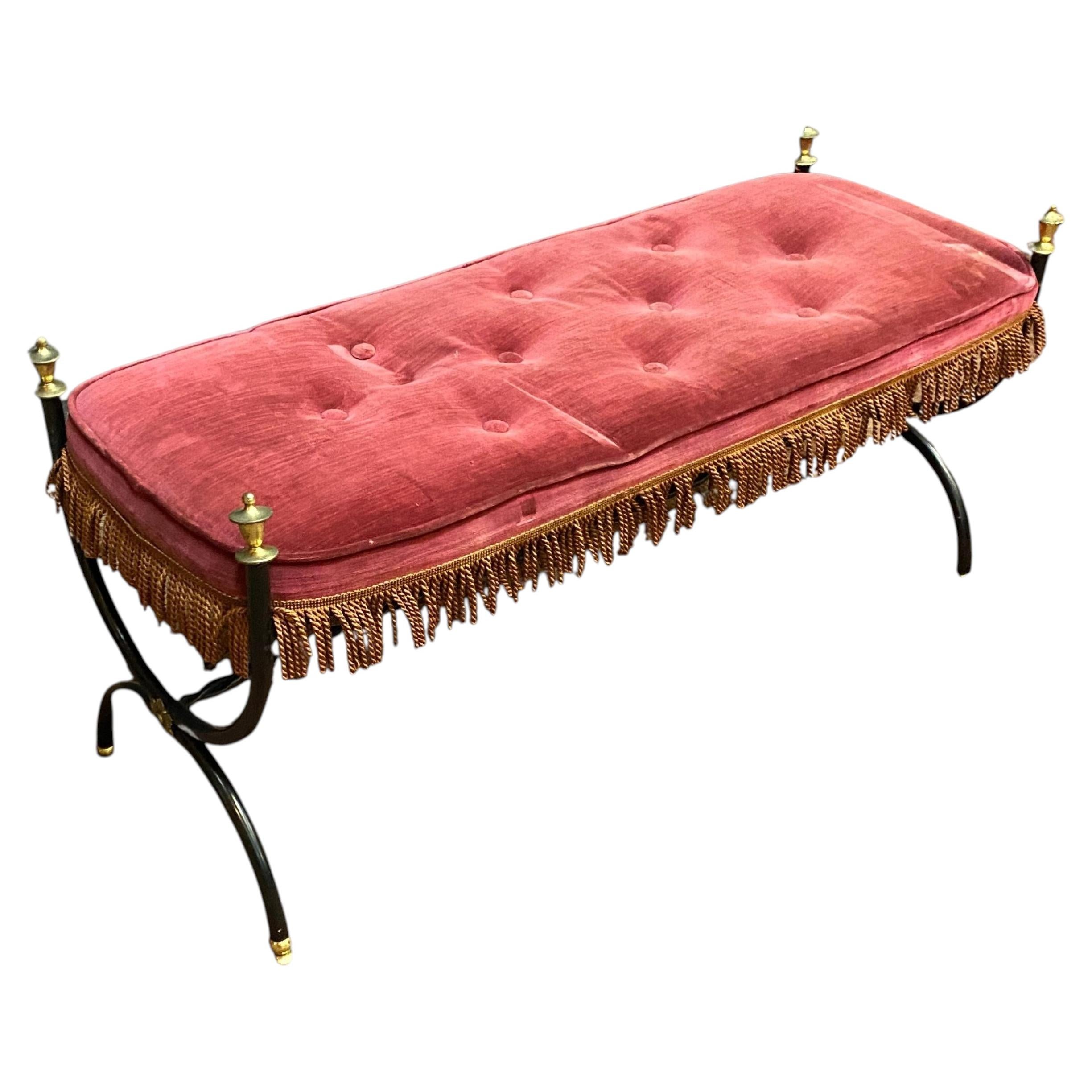 Stile Maison Jansen Piccola panca in metallo laccato, ottone e velluto circa 1950