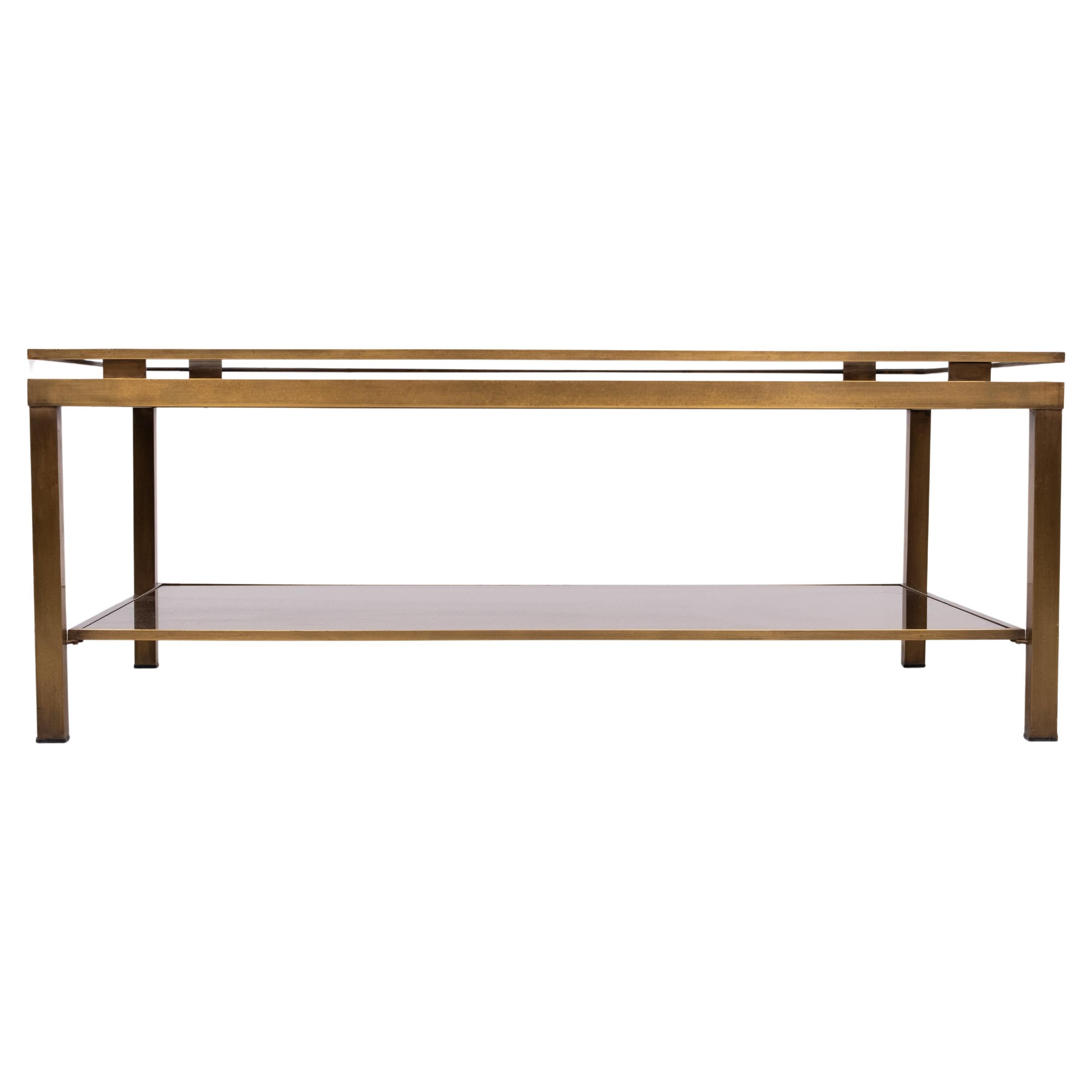 Sehr schöner zweistöckiger Couchtisch . Messing mit einer Bronzefarbe .
kommt mit dicken braunen geräucherten Glasplatten. 
Tolles Design, sieht aus, als würde der Deckel schweben. 