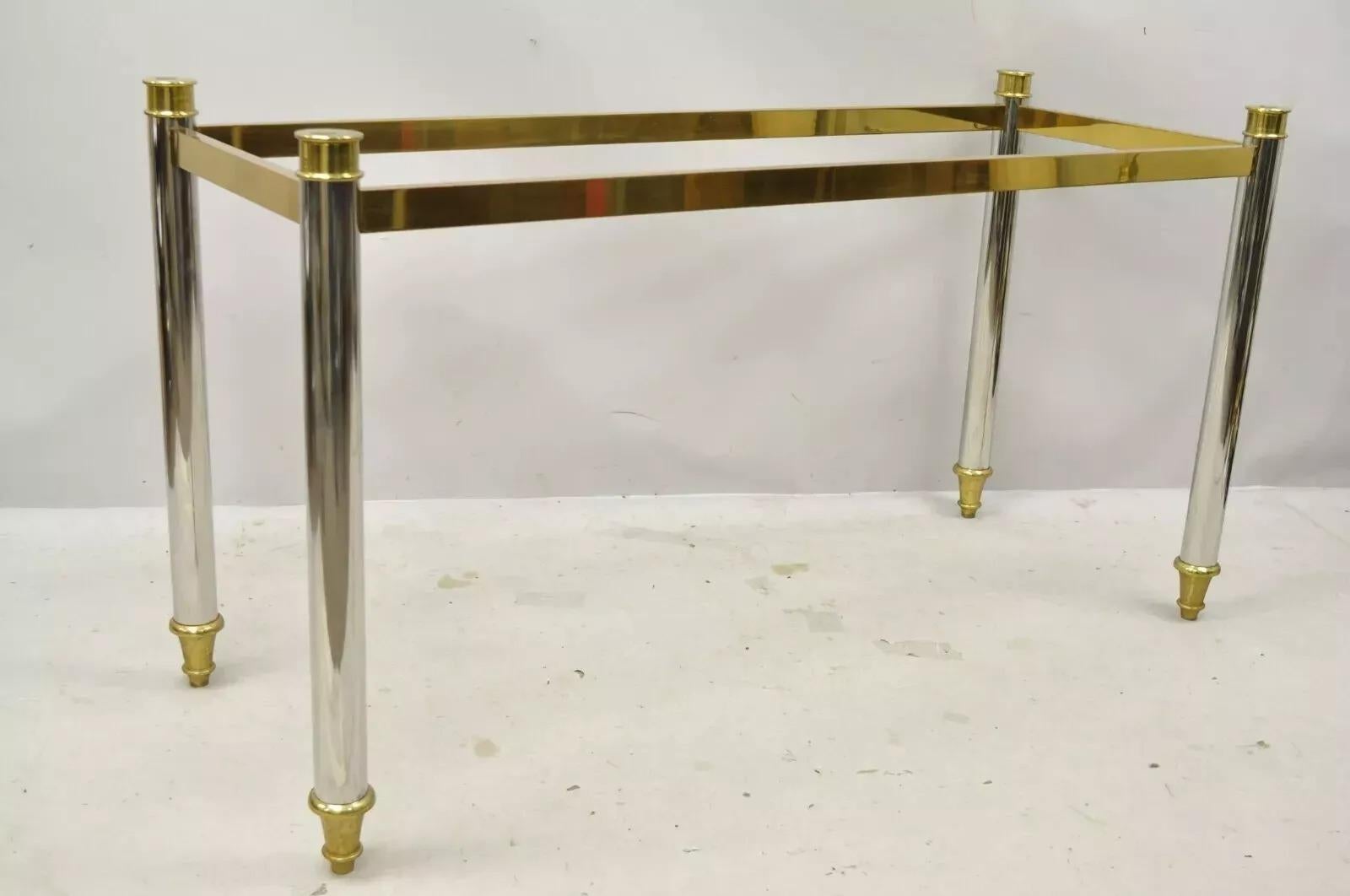 Vintage Maison Jansen Stil Stahl Chrom und Messing Hollywood Regency Konsole Tisch Base. Der Artikel hat einen schweren verchromten Stahlrahmen, Messingakzente und -füße, eine bemerkenswerte Qualität und KEINE Glasplatte. CIRCA Spätes 20.