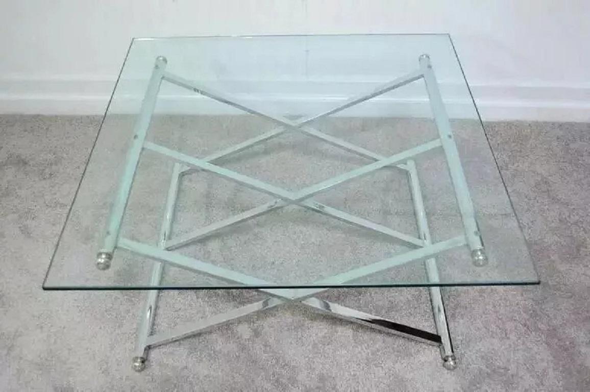 Mid-Century Modern Table basse carrée moderne à triple cadre en X, chrome et verre de style Maison Jansen en vente