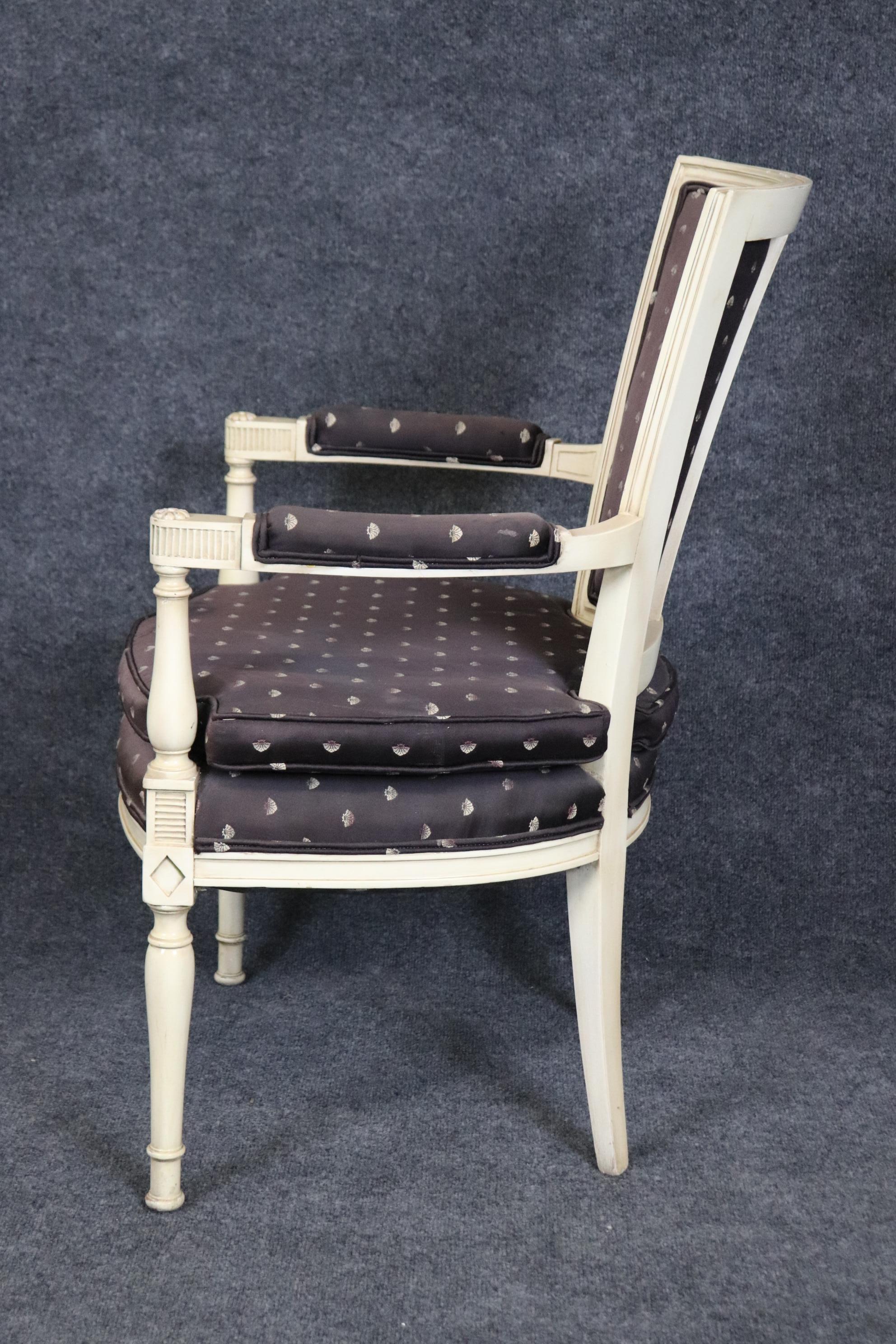 Maison Jansen Style Weiß lackiert gepolstert Französisch Directoire Schreibtischsessel (Mitte des 20. Jahrhunderts) im Angebot