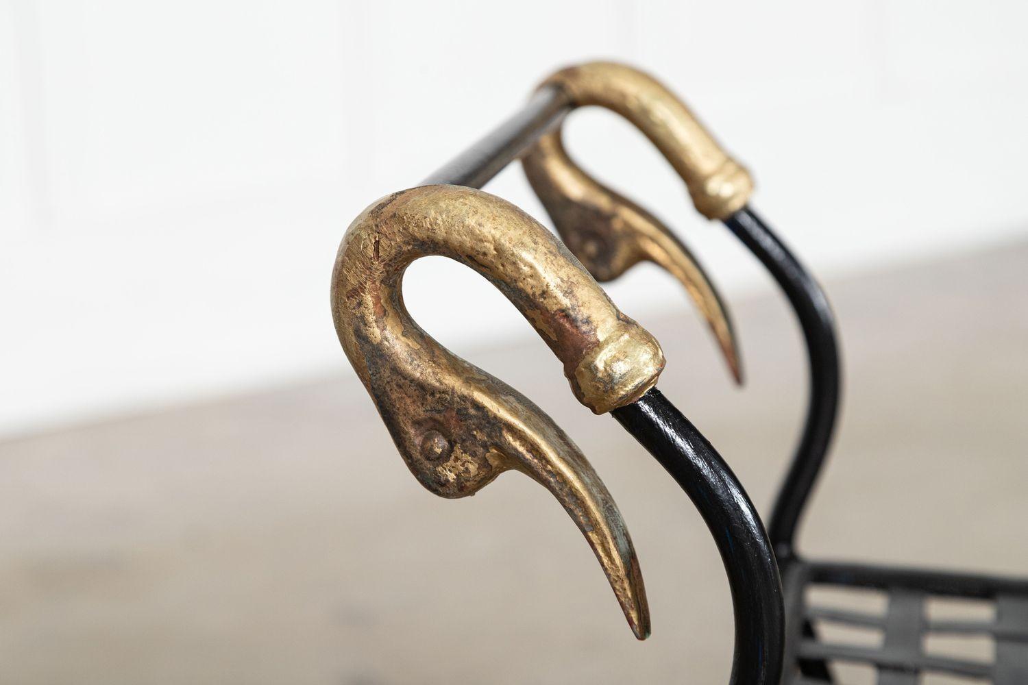um 1950
Maison Jansen Swan Hocker im Empire-Stil mit Tatzenfüßen
Sku 1129
W66 x D31 x H58 cm
Sitzhöhe 38 cm
Gewicht 8Kg