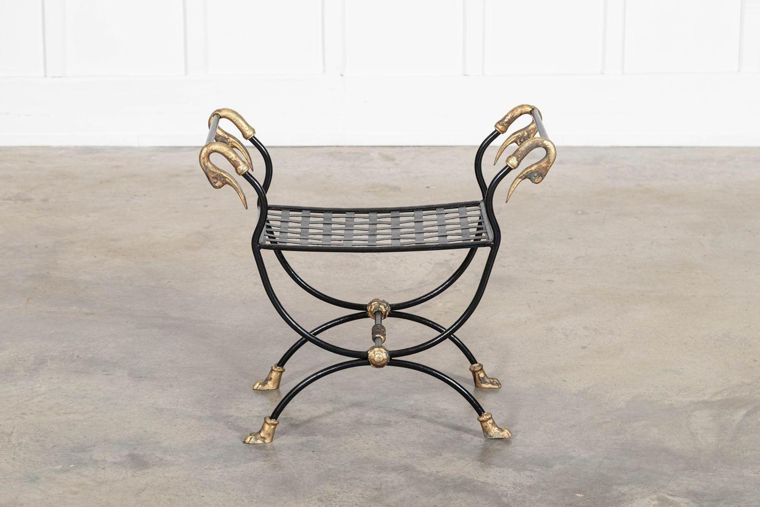 Maison Jansen Swan Hocker im Empire-Stil mit Tatzenfüßen (20. Jahrhundert) im Angebot