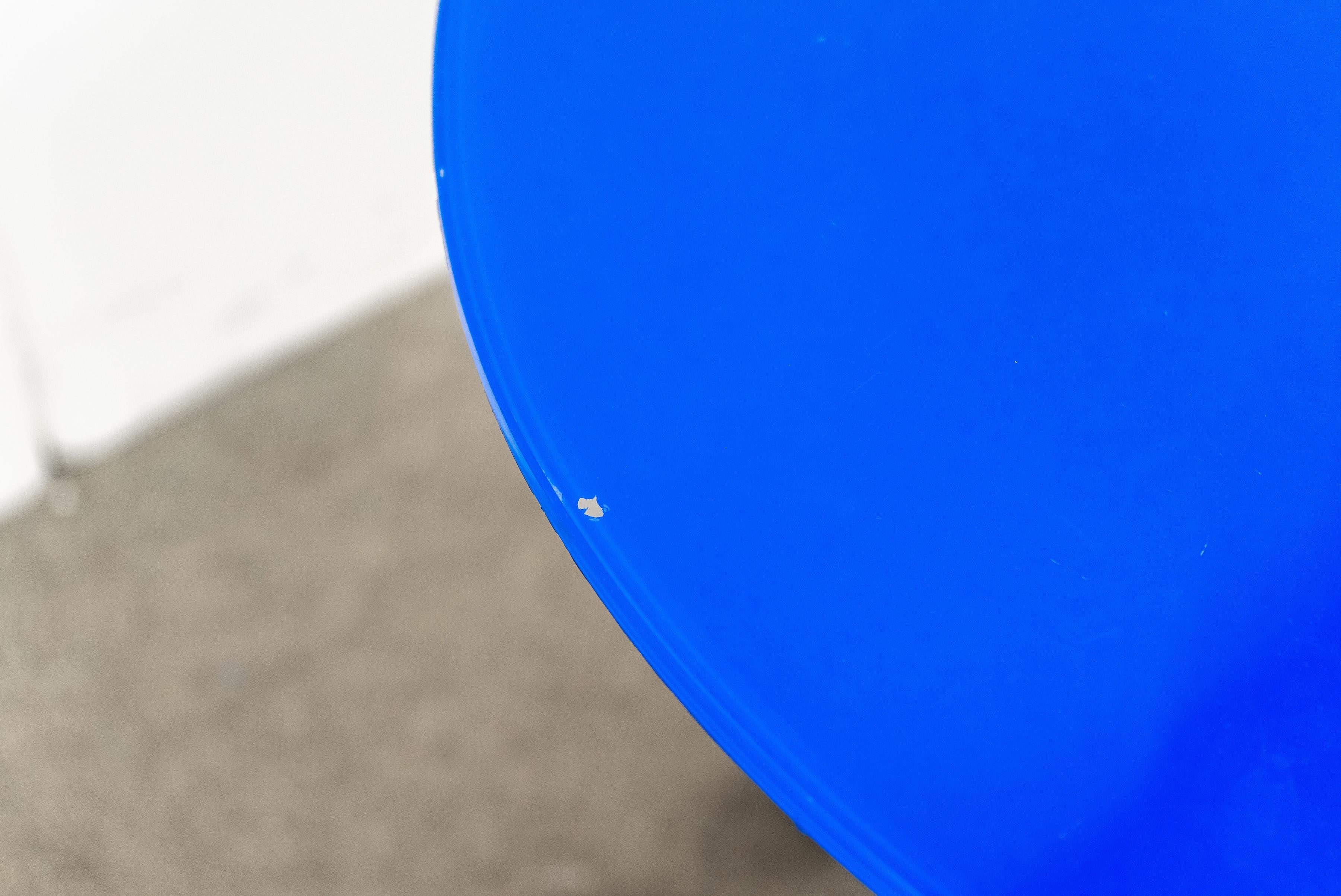 Table en laiton de style Maison Oeil avec base en corde en trompe l'oeil et plateau en verre peint à l'arrière en bleu.
