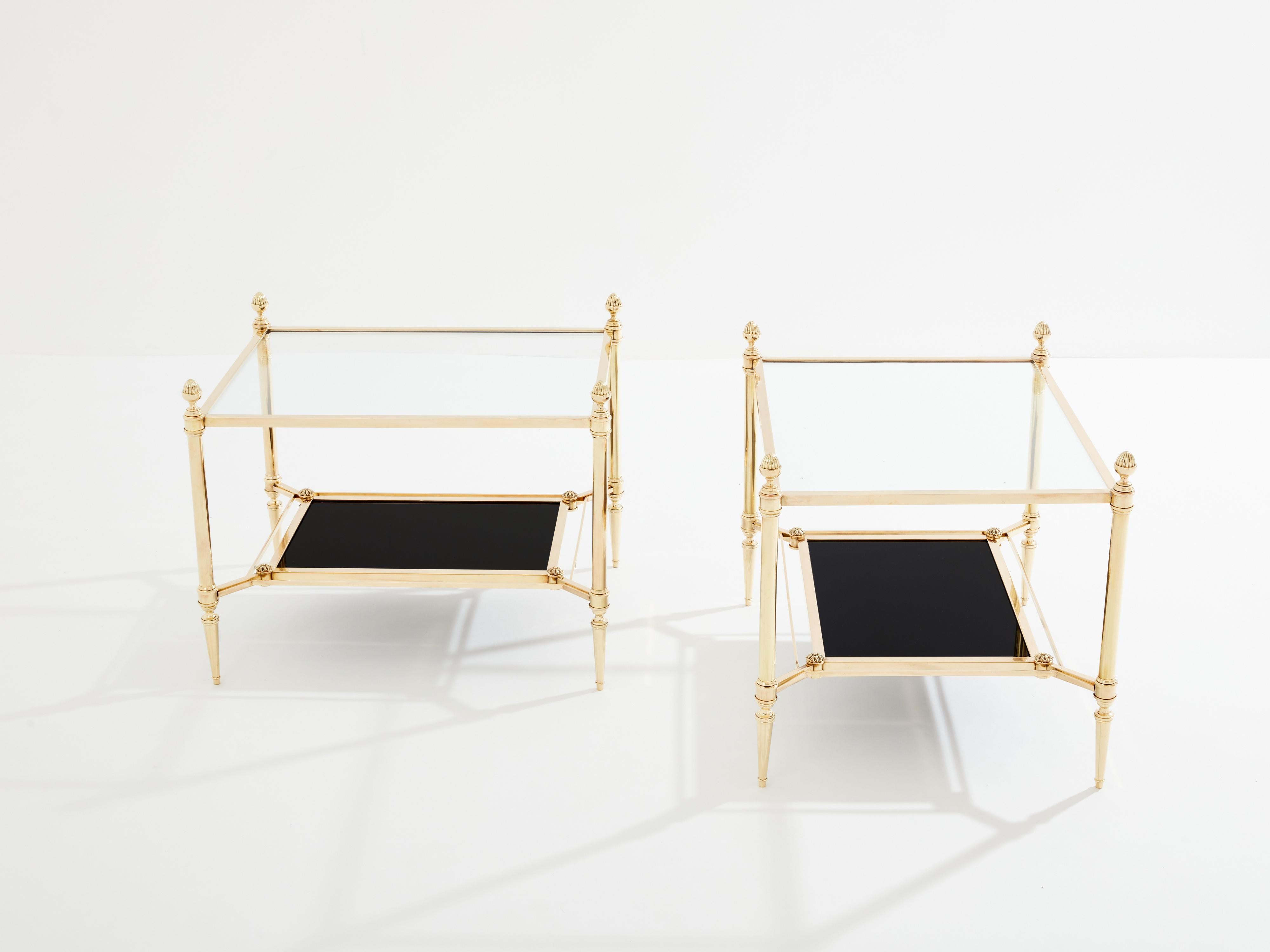 Mid-Century Modern Maison Jansen tables d'appoint à deux niveaux en laiton et verre opalin des années 1970 en vente