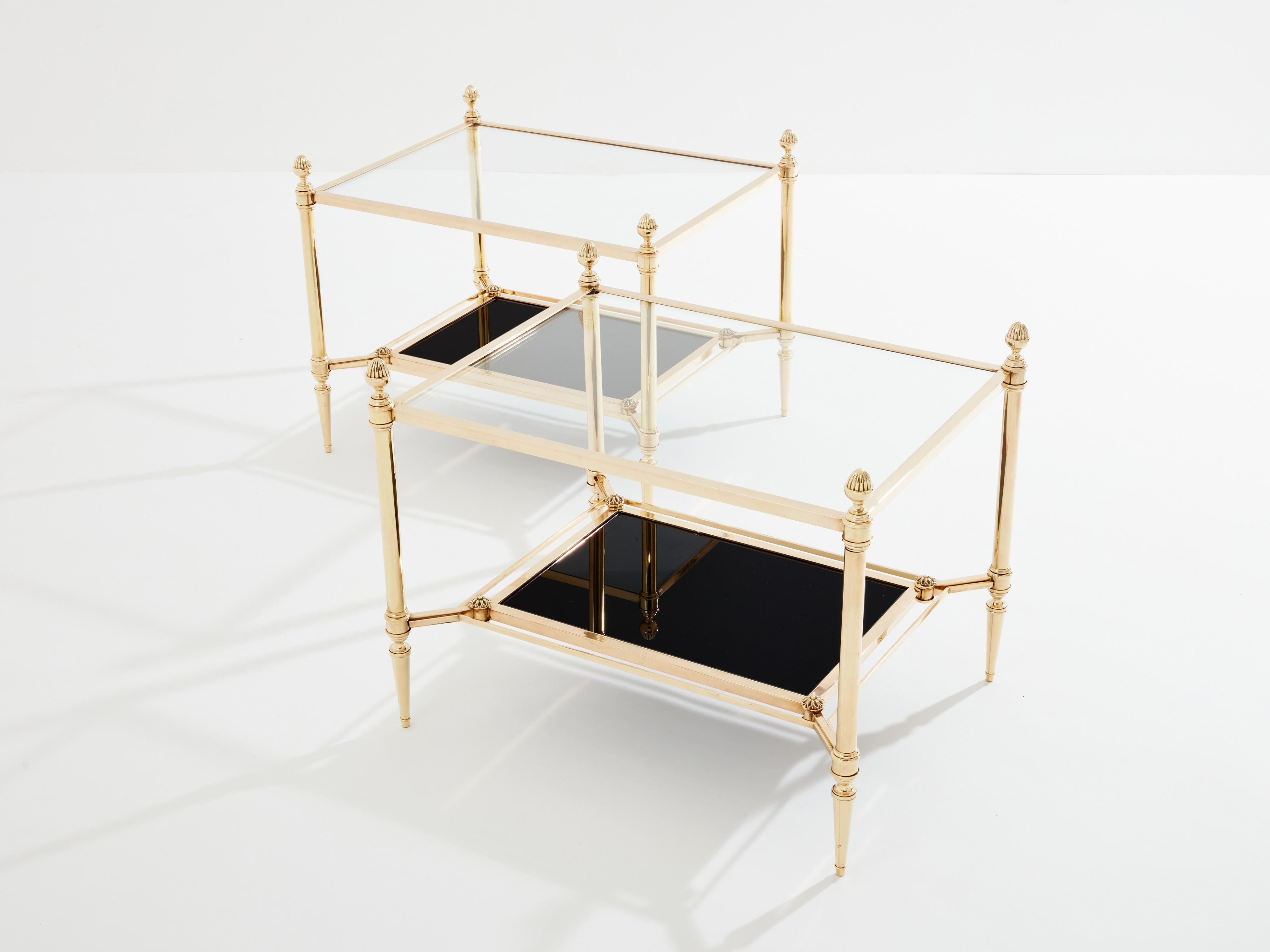 Français Maison Jansen tables d'appoint à deux niveaux en laiton et verre opalin des années 1970 en vente